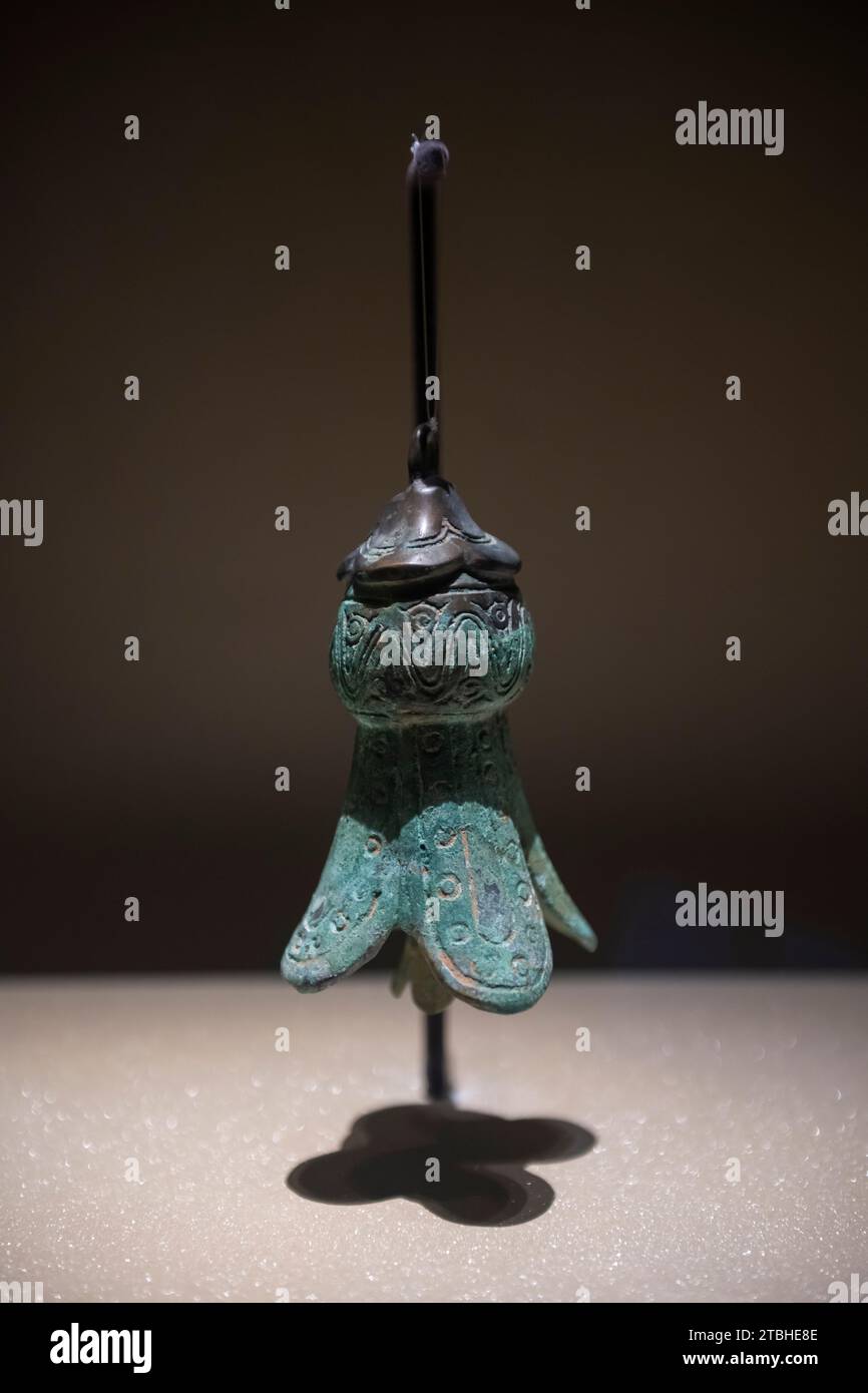 DEYANG, CHINA - 4. DEZEMBER 2023 - Eine blumenförmige Bronzeglocke ist in der Sammlung des Sanxingdui New Museum in der Stadt Deyang, Provinz Sichuan, China zu sehen Stockfoto