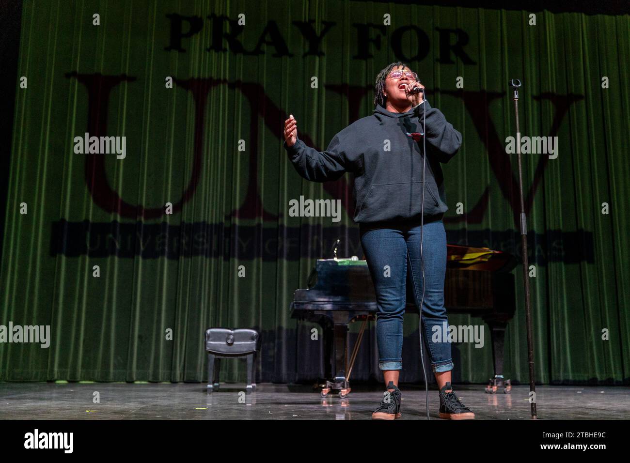Las Vegas, USA. Dezember 2023. Yvonne Brooks singt bei einem Gemeindetreffen nach einem aktiven Shooter-Event auf dem UNLV Campus in Las Vegas, NV am Mittwoch, den 6. Dezember 2023. (Travis P Ball/SIPA USA) Credit: SIPA USA/Alamy Live News Stockfoto