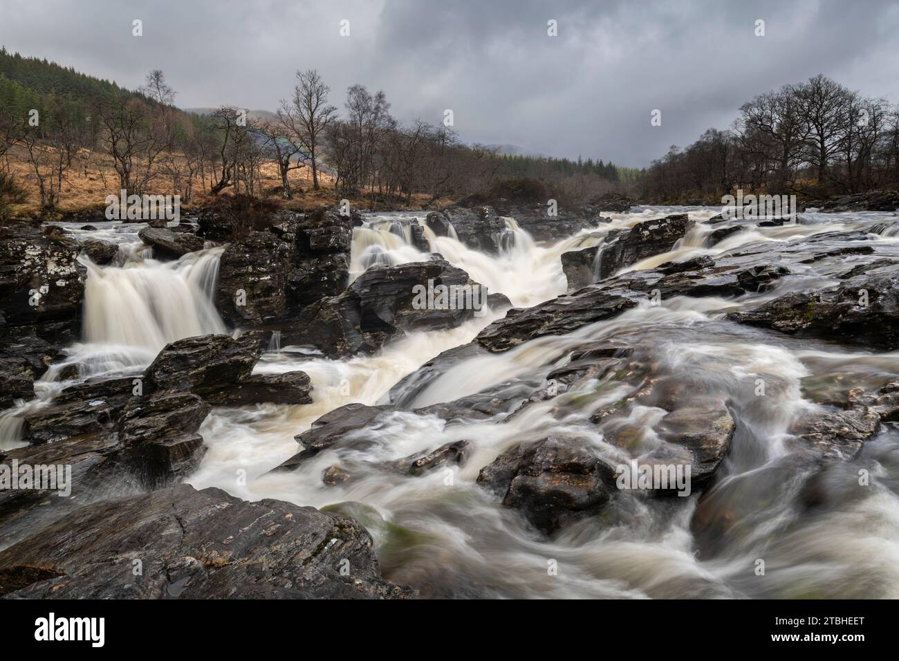 Wasserfälle von Orchy entlang des Glen Orchy, Argyll, Schottland. Frühjahr (März) 2023. Stockfoto