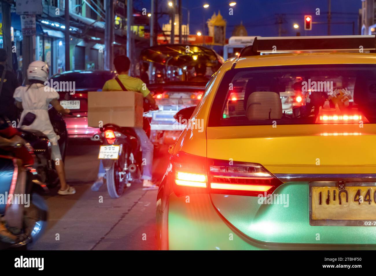 Verkehrsstau in einer Abendstraße, im Süden von Bangkok, Thailand Stockfoto