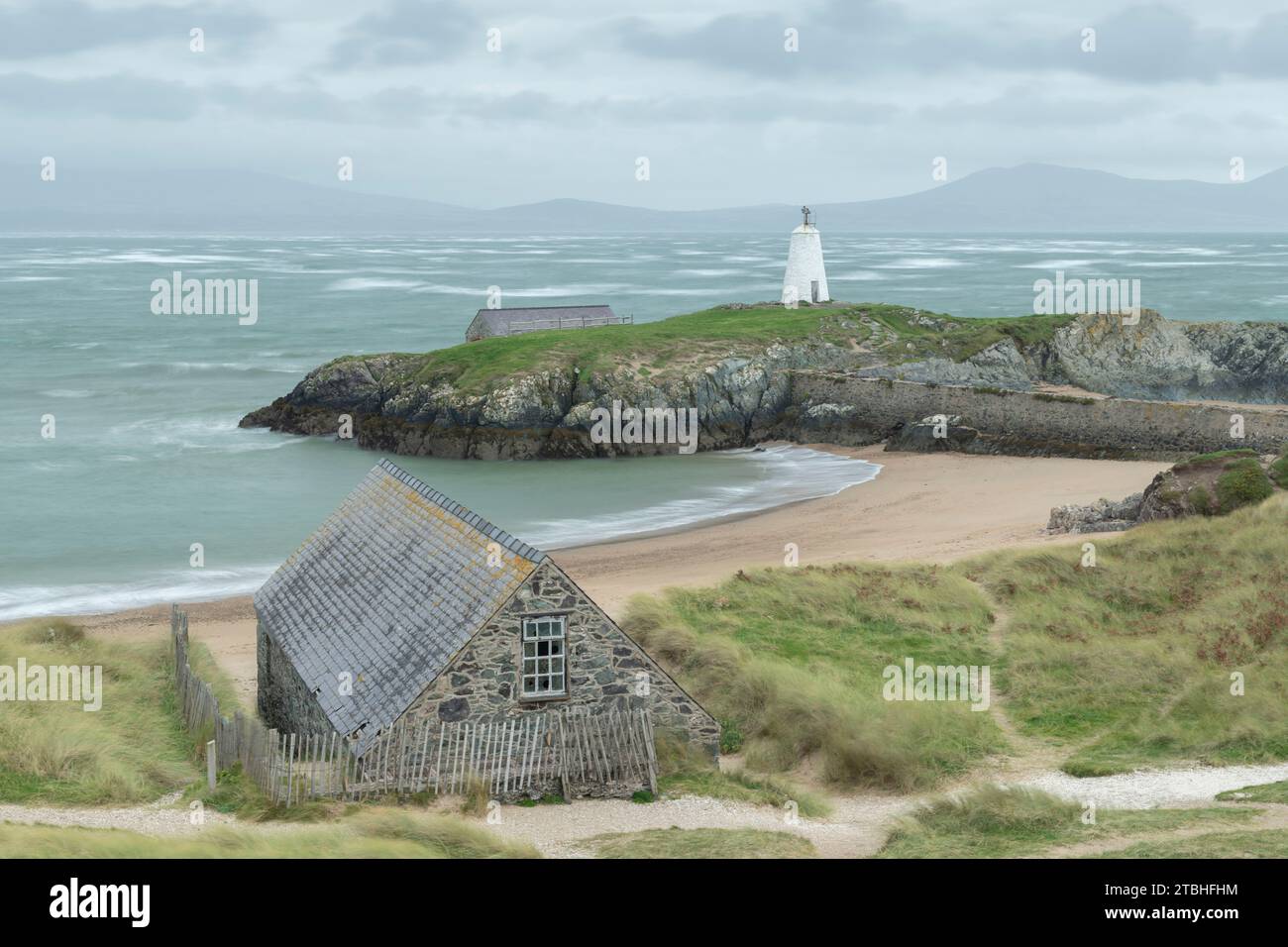TWR Bach Lighthouse und die alte Rettungsbootstation auf Llanddwyn Island vor der Küste von Anglesey, Wales, Großbritannien. Herbst (Oktober) 2023. Stockfoto