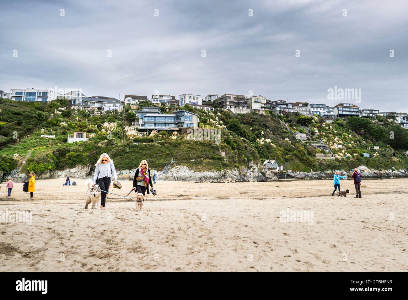 Menschen am Crantock Beach in Newquay in Cornwall, Großbritannien. Stockfoto