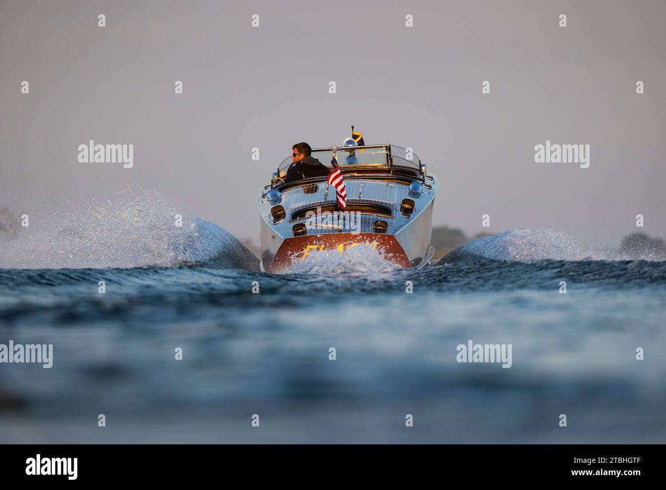 Niedriges Winkelbild der Rückseite eines abfahrenden hölzernen Schnellbootes. Stockfoto