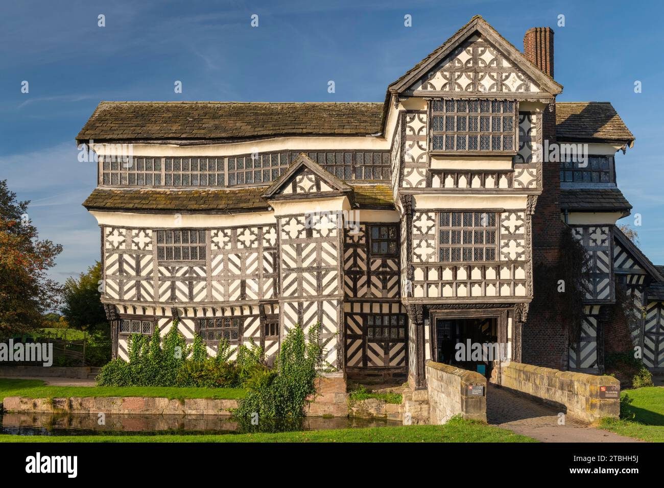Little Moreton Hall, ein Herrenhaus in Tudor mit einem Graben in der Nähe von Congleton in Cheshire, England. Herbst (Oktober) 2023. Stockfoto