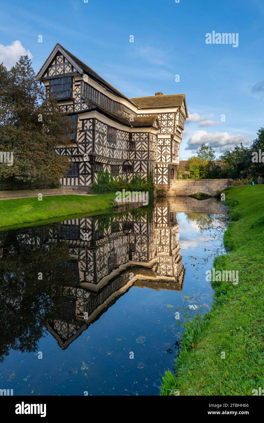 Wunderschöne Little Moreton Hall, ein ikonisches Tudor-Fachwerkhaus in der Nähe von Congleton in Cheshire, England. Herbst (Oktober) 2023. Stockfoto