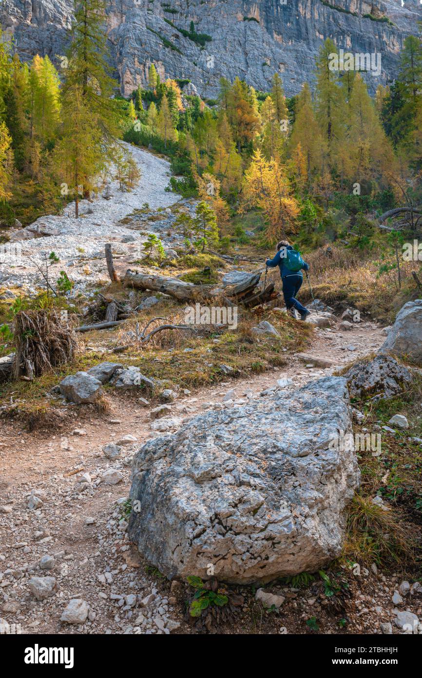 Der Wanderer wandert auf einem Berg in den Dolomiten Stockfoto