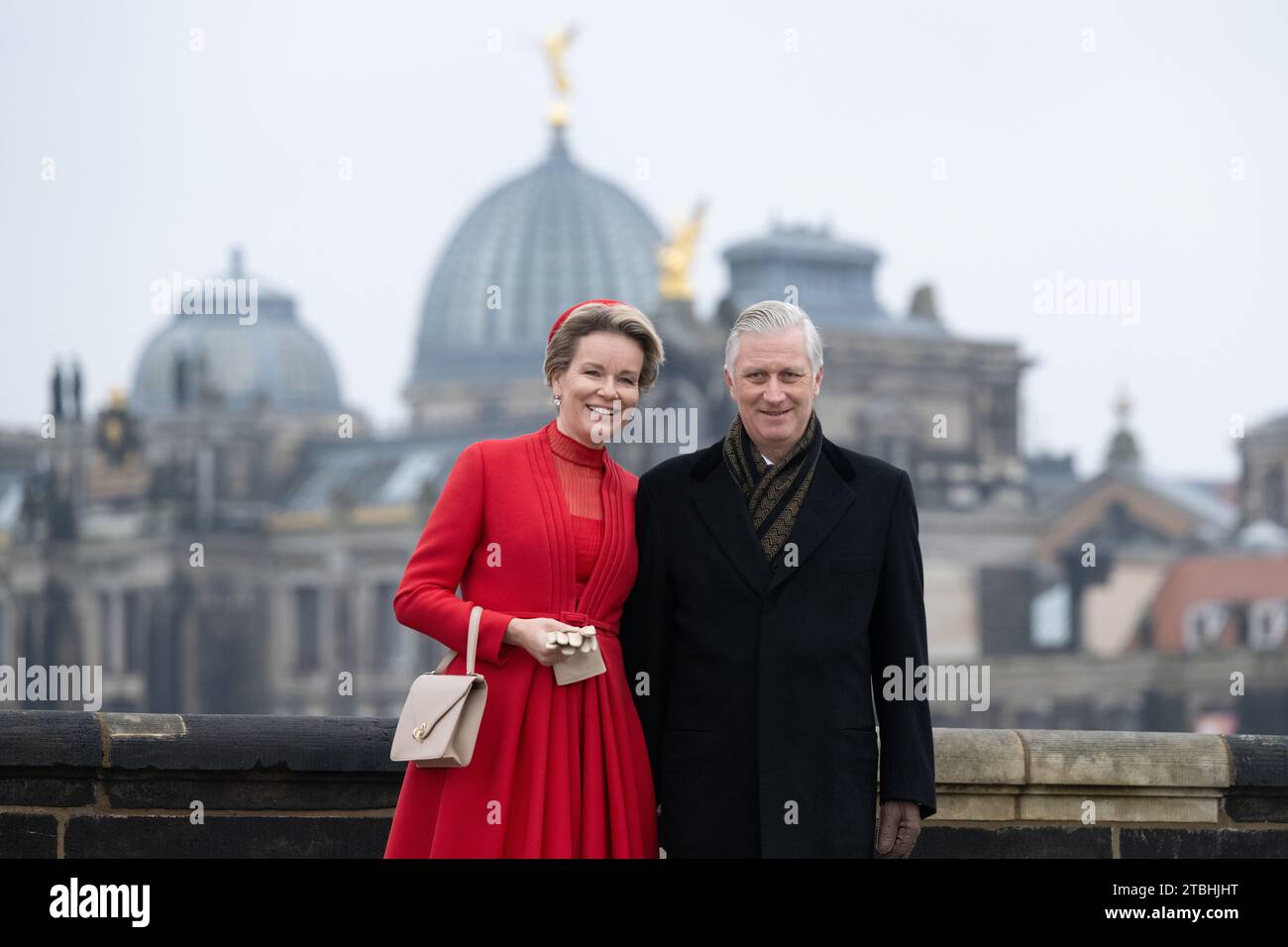 Dresden, Deutschland. Dezember 2023. Königin Mathilde und König Philippe von Belgien stehen auf der Augustusbrücke vor der Kuppel der Kunstakedemie. Das belgische Königspaar ist zu einem dreitägigen Staatsbesuch nach Deutschland gekommen. Quelle: Sebastian Kahnert/dpa/Alamy Live News Stockfoto