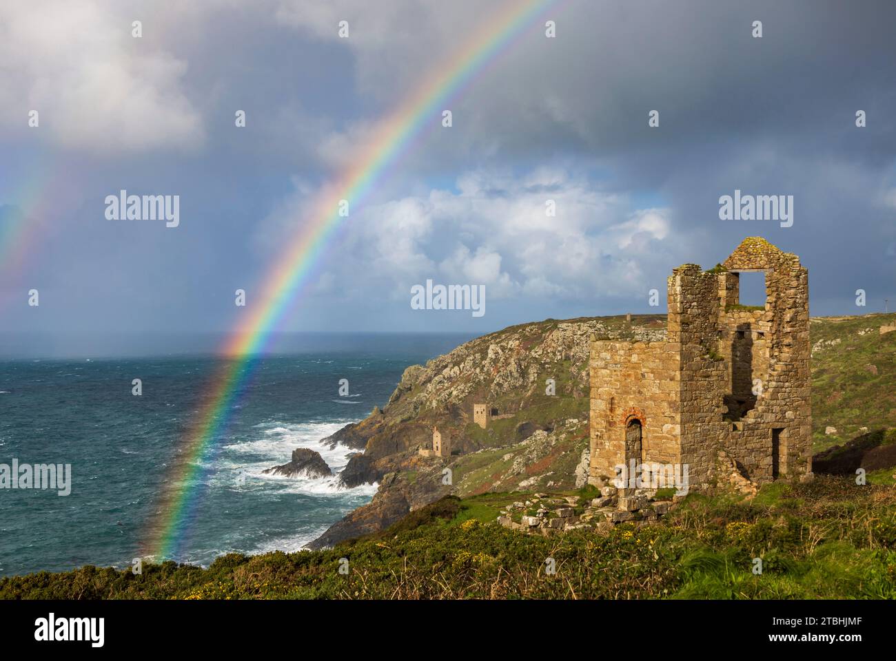 Regenbogen über zerstörten Maschinenhäusern in der Nähe von Botallack, Cornwall, England. Herbst (November) 2023. Stockfoto