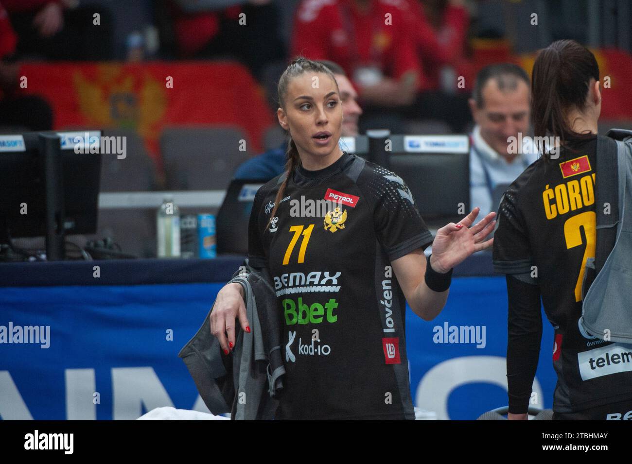 Göteborg, Schweden. Dezember 2023. Bobana Klikovac aus Montenegro während des Aufwärmens vor dem Spiel der IHF Frauen-Handball-Weltmeisterschaft 2023 zwischen Montenegro und Kroatien am 7. Dezember 2023. Quelle: PS Photo / Alamy Live News Stockfoto