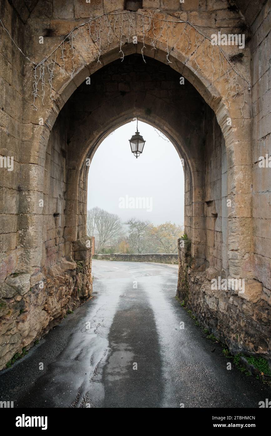 La Porte des Tours wurde im 13. Jahrhundert erbaut und ist der mittelalterliche Haupteingang der Bastide de Domme, einer befestigten Stadt in der französischen Dordogne Stockfoto