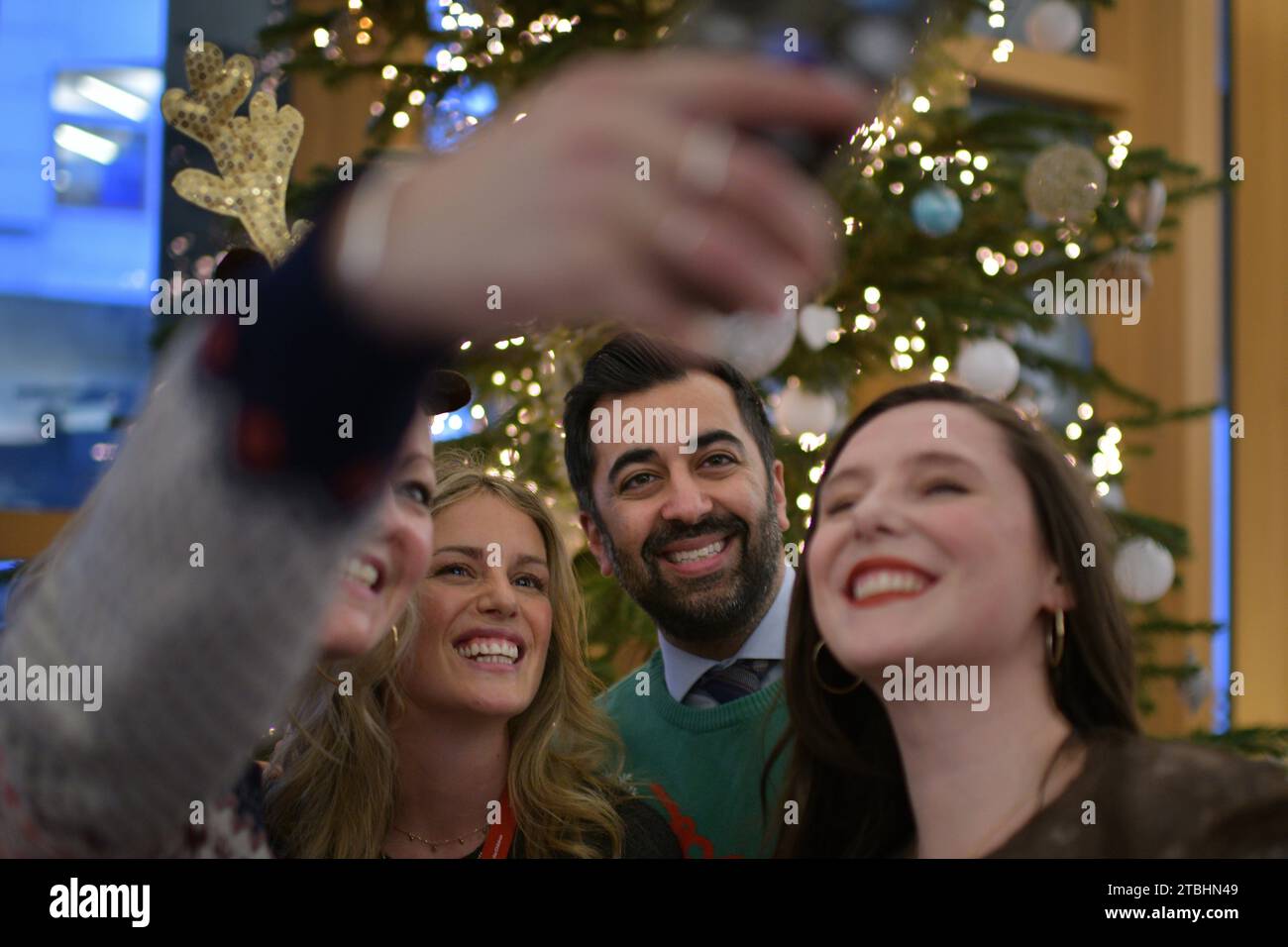 Edinburgh Schottland, Vereinigtes Königreich 07. Dezember 2023. Der erste schottische Minister Humza Yousaf nimmt am Save the Children Christmas Jumper Day im schottischen Parlament Teil. Credit sst/alamy Live News Stockfoto