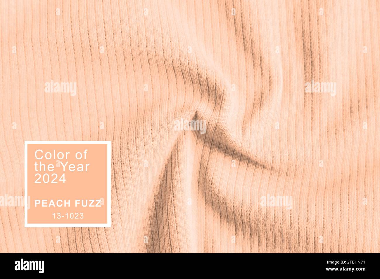 Pfirsich Fuzz Farbe des Jahres 2024. Gewellte Rippengewebe Baumwolle Textur Pastell orange Farbe. Schließen Sie das Muster aus geripptem Baumwolltuch und Textilien. Natürlich Stockfoto