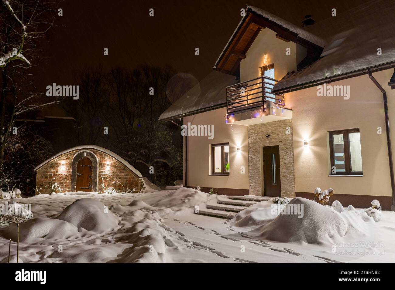 Einfamilienhaus mit Weinkeller, Einfamilienhaus in Winterlandschaft bei Nacht Stockfoto