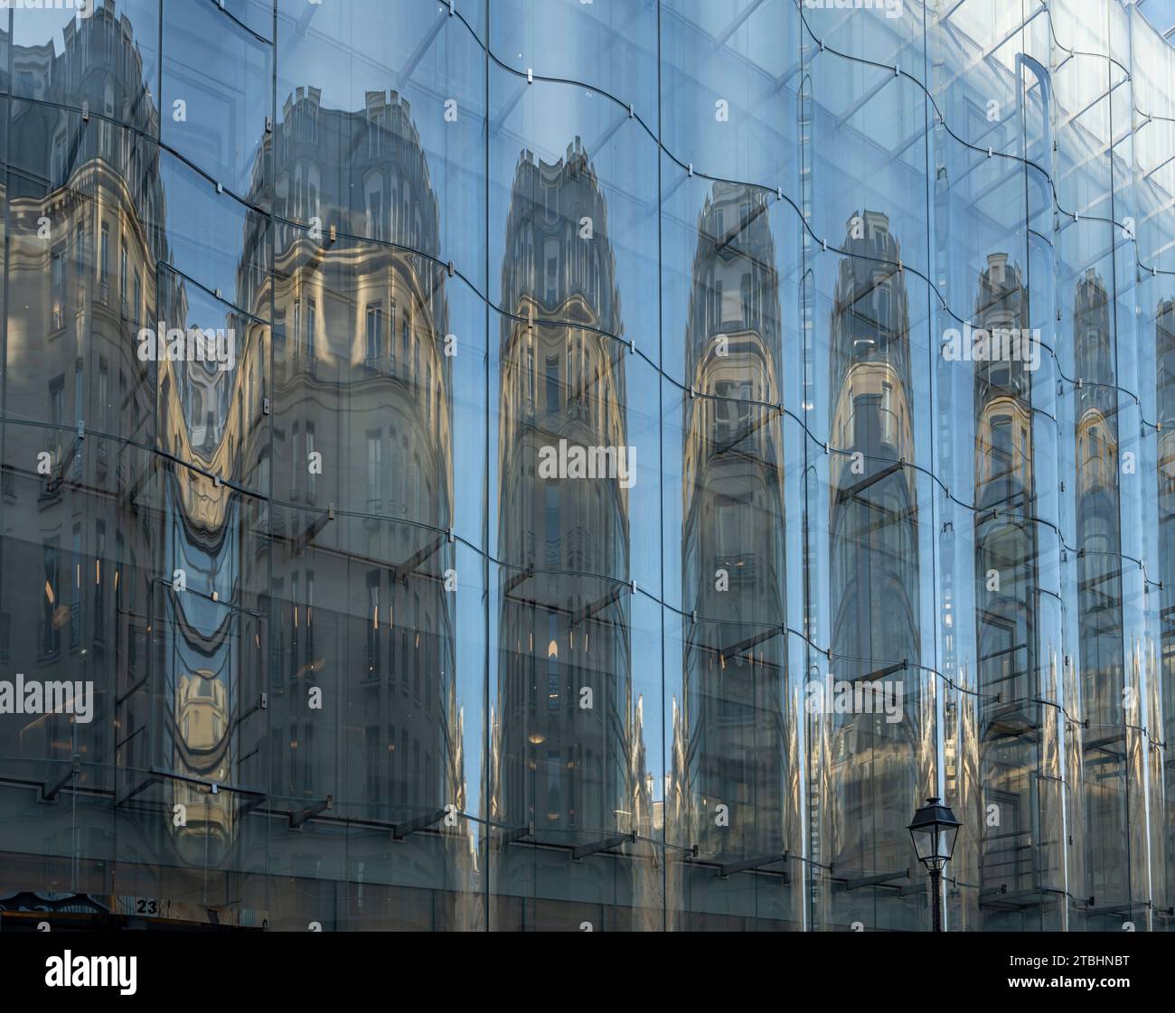 Paris, Frankreich - 12 06 2023: Kaufhaus La Samaritaine. Außenansicht der Wellglasfassade und Reflexion von der Rivoli Straße Stockfoto