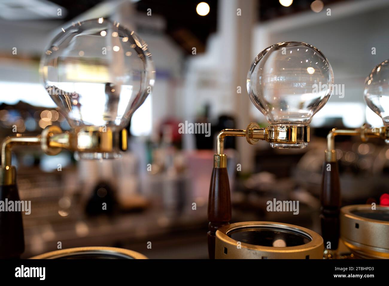 Siphon-Vakuumkaffeemaschine mit Bokeh-Hintergrund Stockfoto