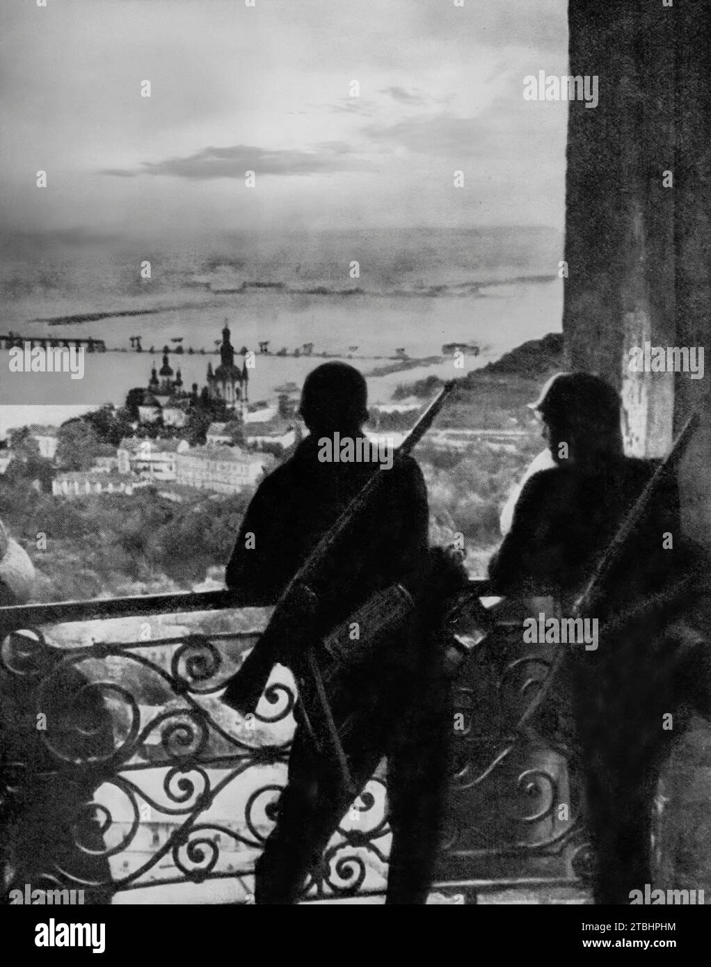 Zwei Soldaten der Wermacht blicken aus der Zitadelle über die ukrainische Hauptstadt Kiew, nachdem sie während des Zweiten Weltkriegs im September 1941 von der deutschen Invasion Russlands eingenommen wurde. Stockfoto