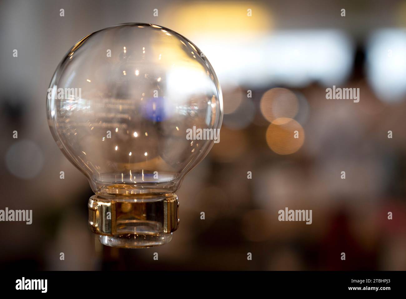 Siphon-Vakuumkaffeemaschine mit Bokeh-Hintergrund Stockfoto