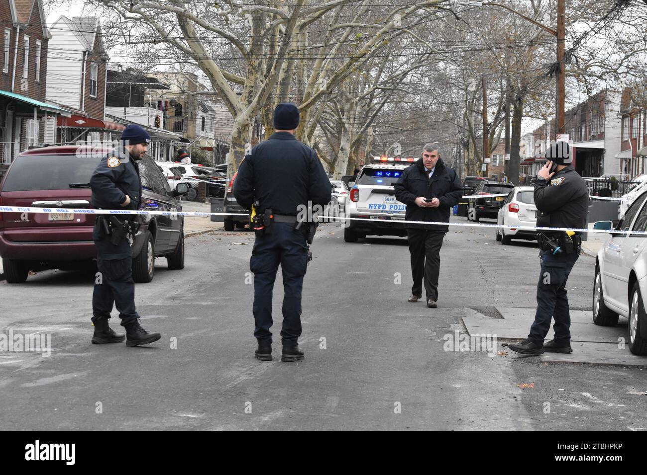 Brooklyn, New York, USA. Dezember 2023. (NEU) eine Person wurde getötet und eine ist in stabilem Zustand nach einem Angriff außerhalb eines Hauses in Brooklyn, New York. 7. Dezember 2023, Brooklyn, New York, USA: Vor einem Haus in Gravesend Brooklyn wurden zwei Personen in einem Haus in der West 9th Street in Brooklyn angegriffen. Ein Mann im Alter von 66 Jahren wurde für tot erklärt und ein Mann im Alter von 52 Jahren wurde in stabilem Zustand aufgeführt. (Kreditbild: © Kyle Mazza/TheNEWS2 via ZUMA Press Wire) NUR REDAKTIONELLE VERWENDUNG! Nicht für kommerzielle ZWECKE! Quelle: ZUMA Press, Inc./Alamy Live News Stockfoto