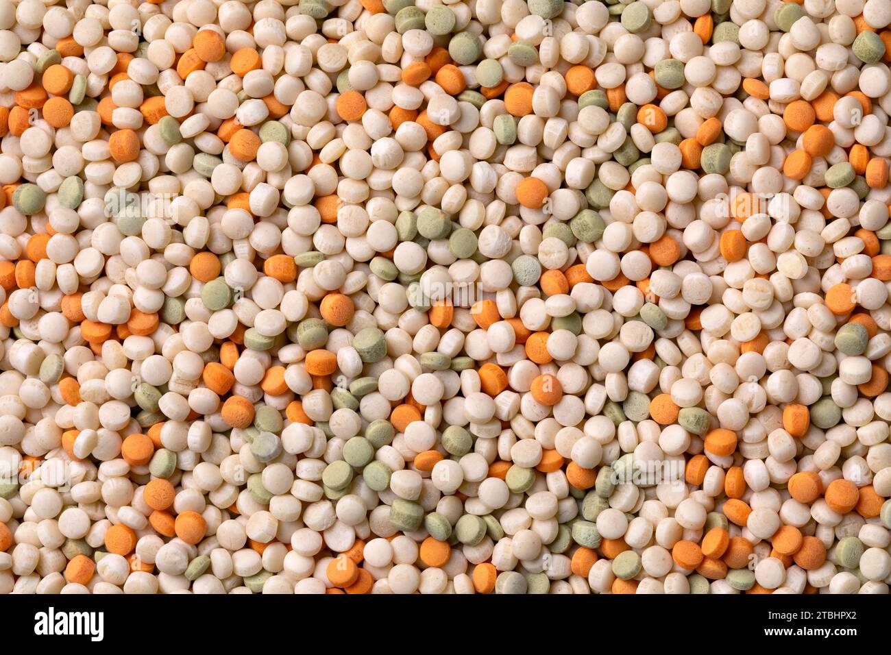 Rohe, ungekochte Perle Couscous Tricolore Vollbild als Hintergrund Nahaufnahme Stockfoto