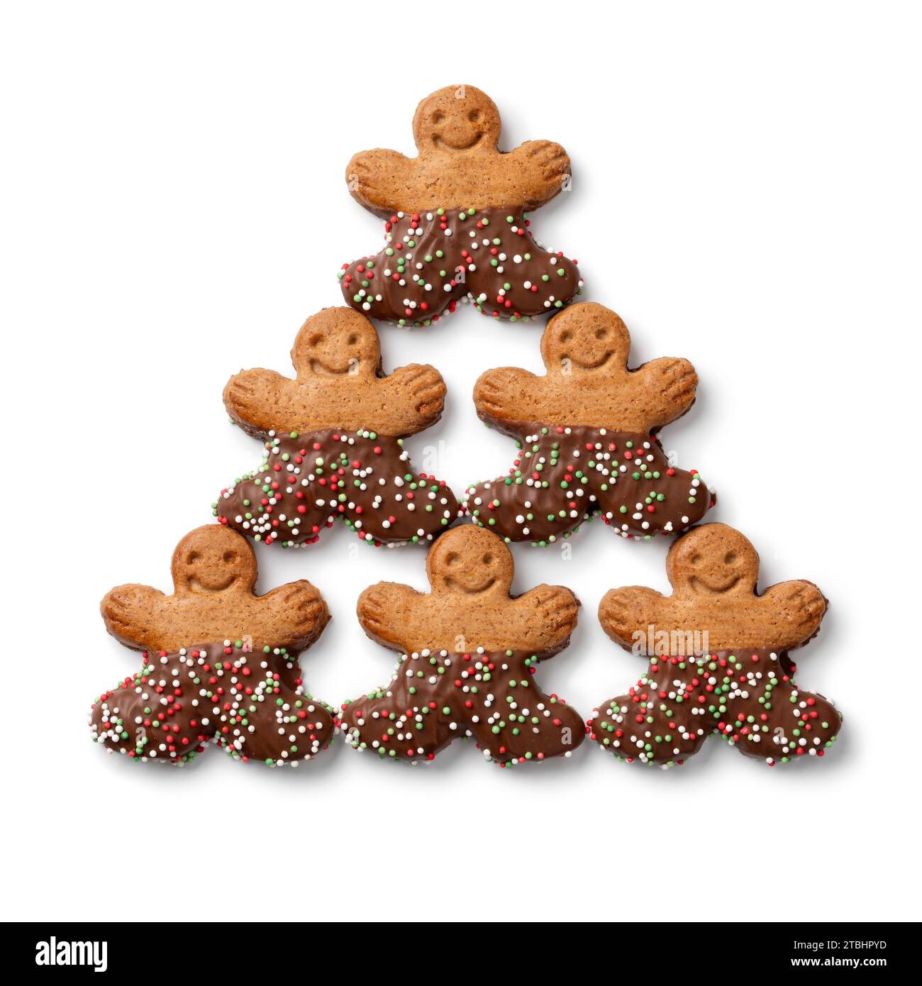 Glückliche Schokoladen-Ingwer-Männer-Kekse in Reihen isoliert auf weißem Hintergrund Nahaufnahme Stockfoto
