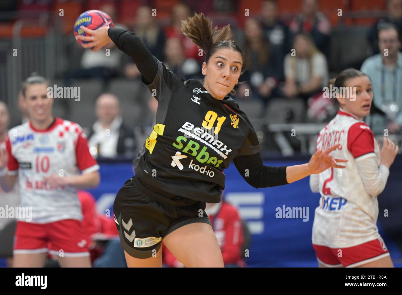 GÖTEBORG, SCHWEDEN 20231207Montenegros Ivona Pavicevic in Aktion während des Handballspiels der IHF Frauen-Weltmeisterschaft zwischen Montenegro und Croa Stockfoto