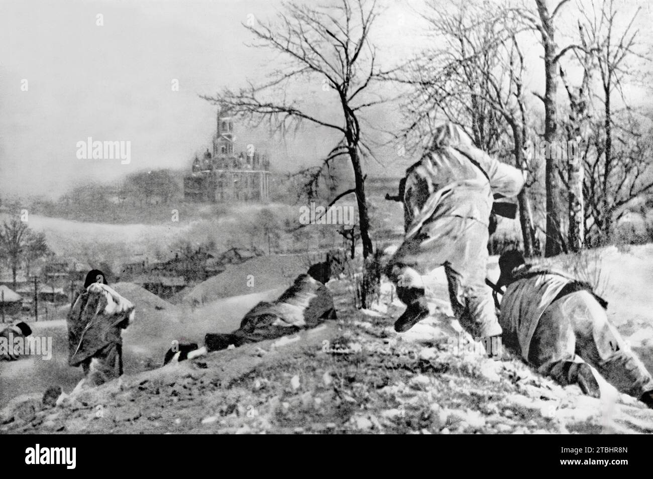 Soldaten der Roten Armee in weißer Tarnung eroberten am 19. Januar 1942 den Modschasken in der russischen Oblast Moskau zurück und verhinderten damit eine Zangenbewegung der Wermacht um Moskau während der deutschen Invasion Russlands während des Zweiten Weltkriegs. Stockfoto