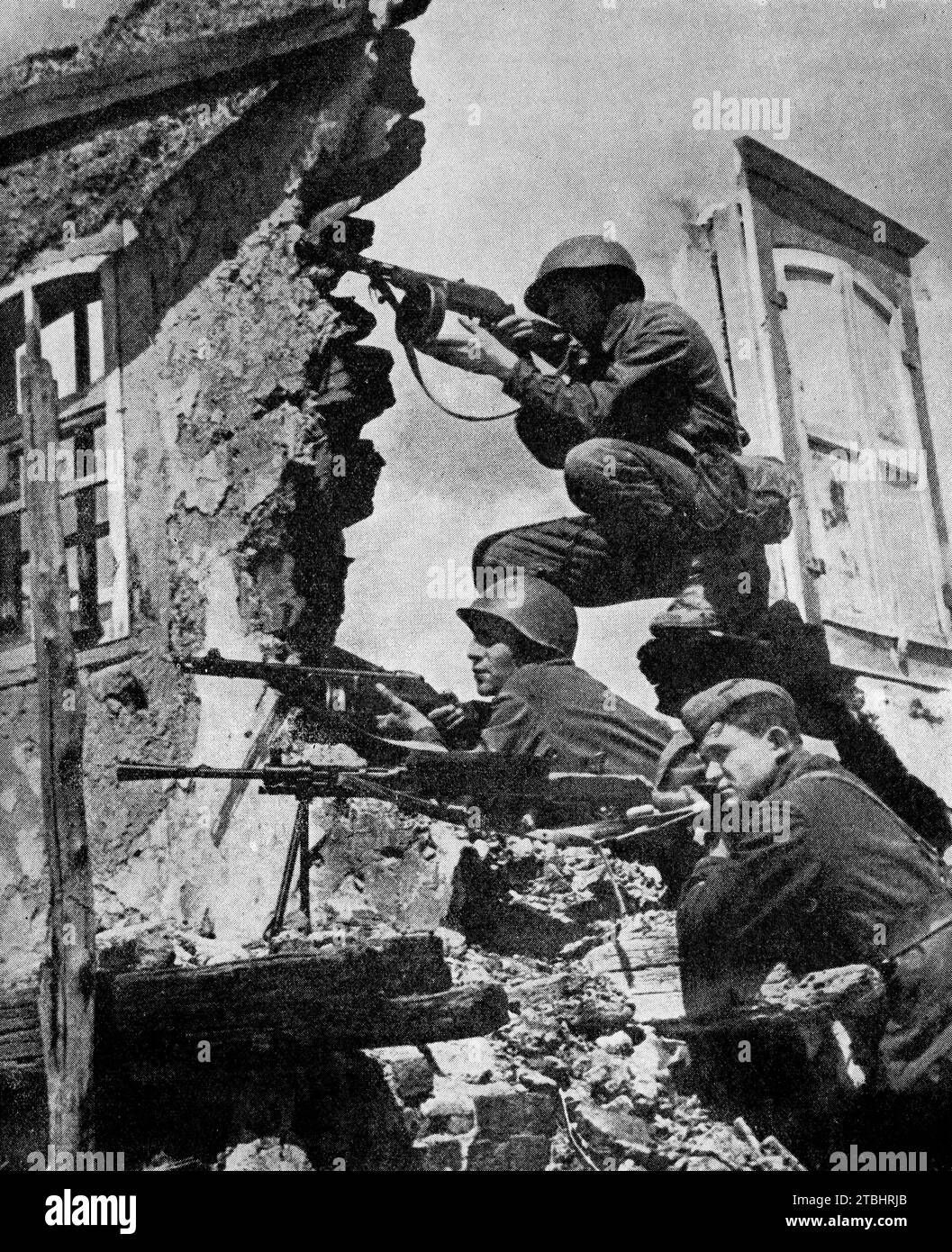 Russische Infanterie, ausgerüstet mit automatischen Waffen in einem Dorf in der Nähe von Woroschilowgrad, später in Luhansk in der Ukraine umbenannt, wartete auf die Schlacht gegen die Wermacht während der deutschen Invasion Russlands während des Zweiten Weltkriegs. Im Juli 1942 rückte die deutsche Armee in Richtung Rostow vor. Stockfoto
