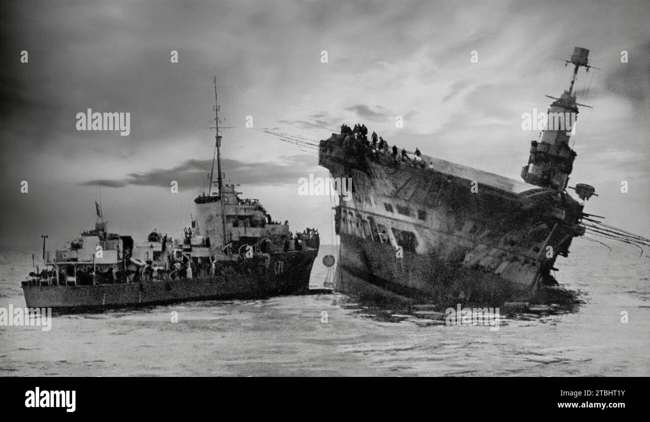Am 14. November 1941 war die Flugzeugträgerin Ark Royal bei der Mittelmeerflotte, als sie während des Zweiten Weltkriegs von Torpedos eines deutschen U-Bootes getroffen wurde. Es wurde versucht, sie in den Hafen zu schleppen, aber sie listete auf und flog. Bevor sie versenkte, nahm ein Zerstörer der Royal Navy die verbliebene Besatzung auf; unglaublicherweise starb nur eine Person aus der Besatzung von 1.600 Mann. Stockfoto