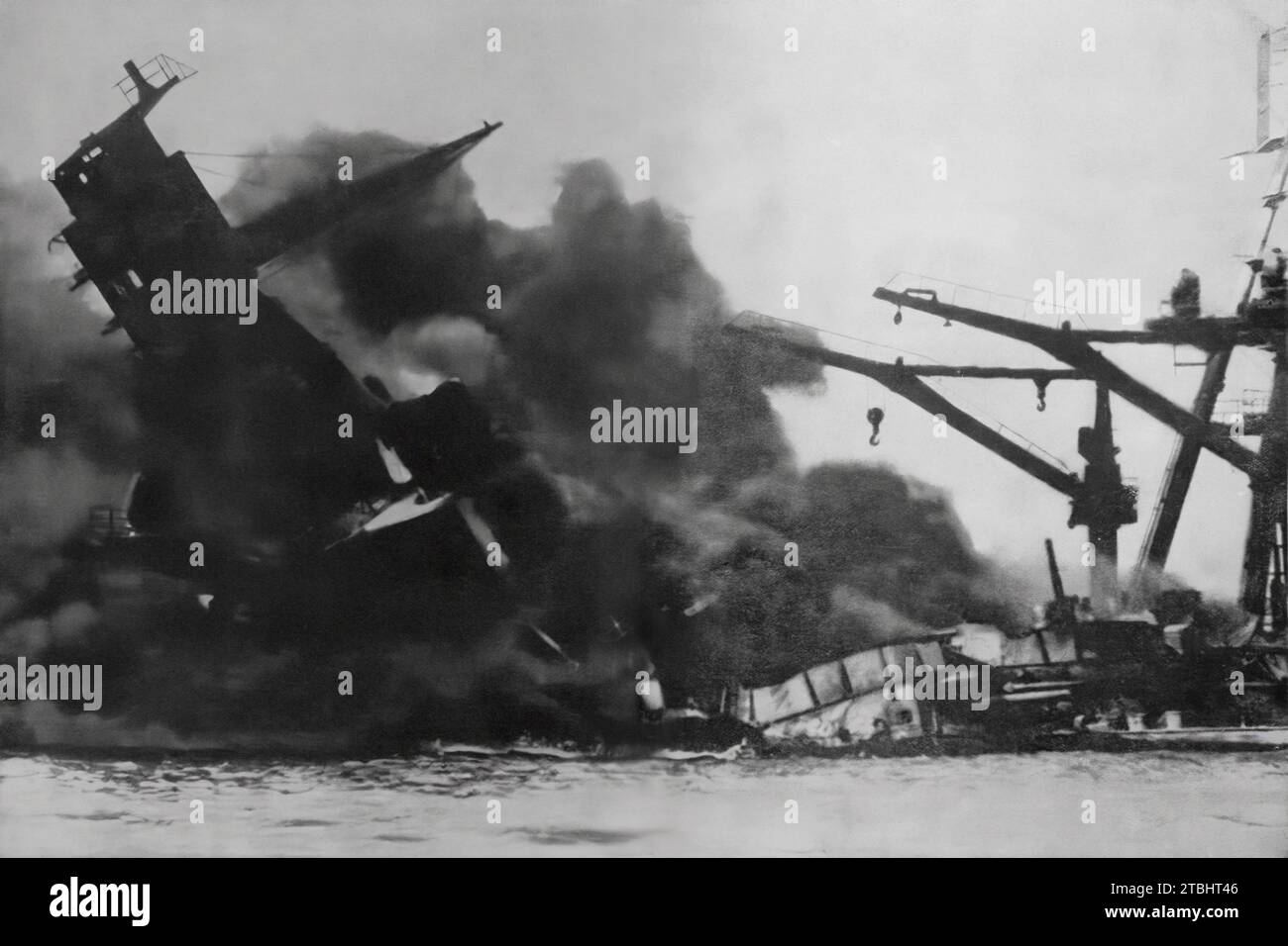 Das US-amerikanische Schlachtschiff „Arizona“ brannte vor dem Untergang nach dem japanischen Angriff auf Pearl Harbour, Hawaii am 7. Dezember 1941, während des Zweiten Weltkriegs. Stockfoto