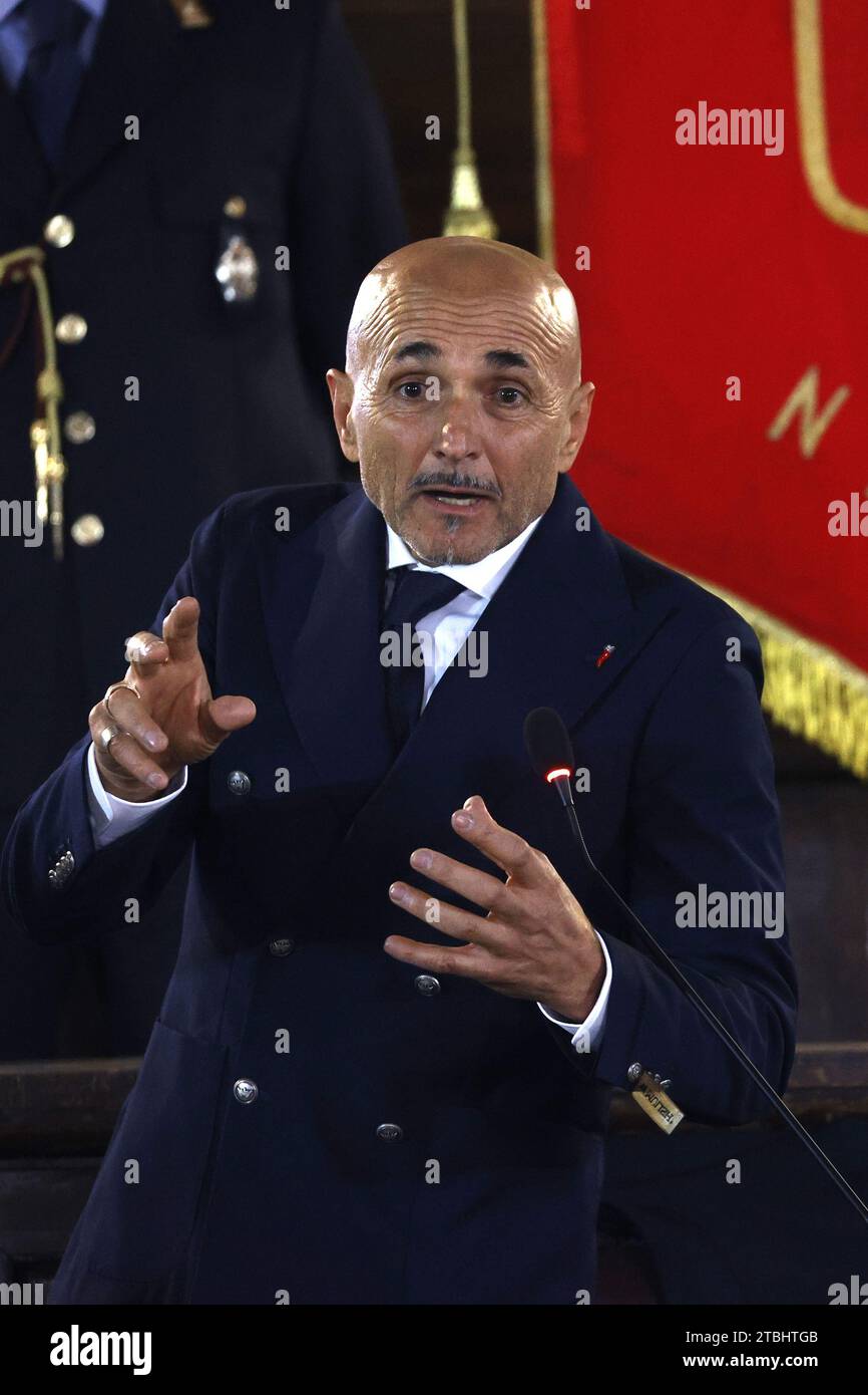 Neapel, Neapel, Italien. Dezember 2023. Luciano Spalletti, ehemaliger Trainer des SSC Neapel und Cheftrainer der italienischen Fußballnationalmannschaft, während der Staatsbürgerschaftszeremonie der Stadt Neapel am 7. Dezember 2023 in Neapel (Foto: © Ciro de Luca/ZUMA Press Wire) NUR ZUR REDAKTIONELLEN VERWENDUNG! Nicht für kommerzielle ZWECKE! Stockfoto