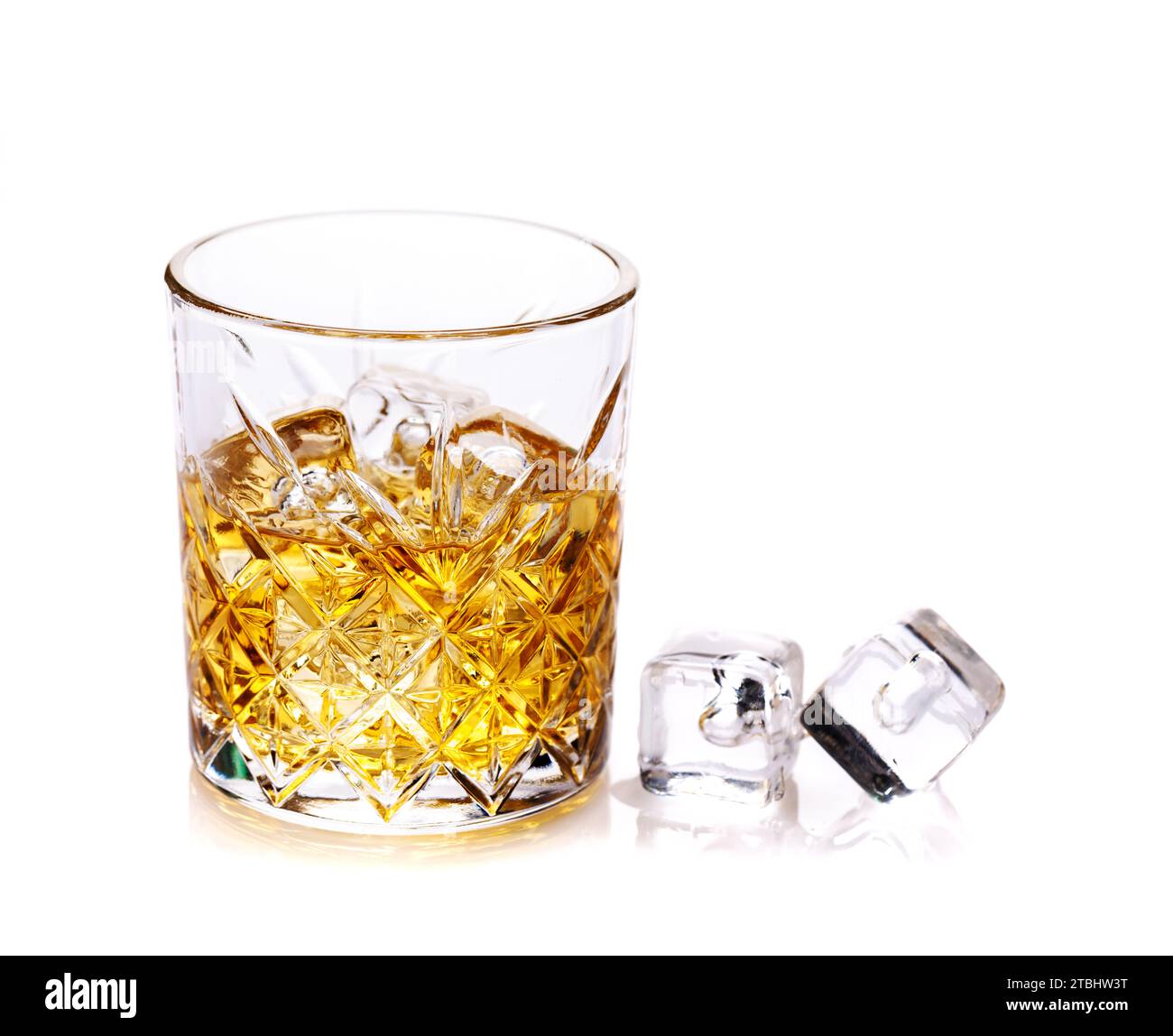 Whiskey mit kristallklaren Eiswürfeln. Isoliert auf weißem Hintergrund Stockfoto