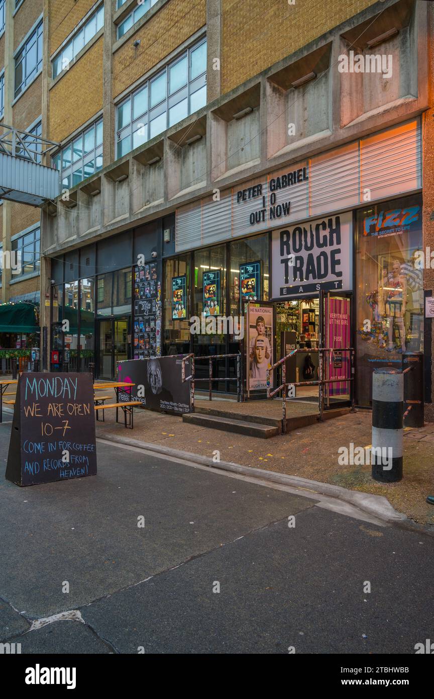 Rough Trade East, eine Musikmesse in der alten Truman Brewery mit einem Café, in dem auch Bücher verkauft und Konzerte im Geschäft veranstaltet werden. London England Großbritannien Stockfoto