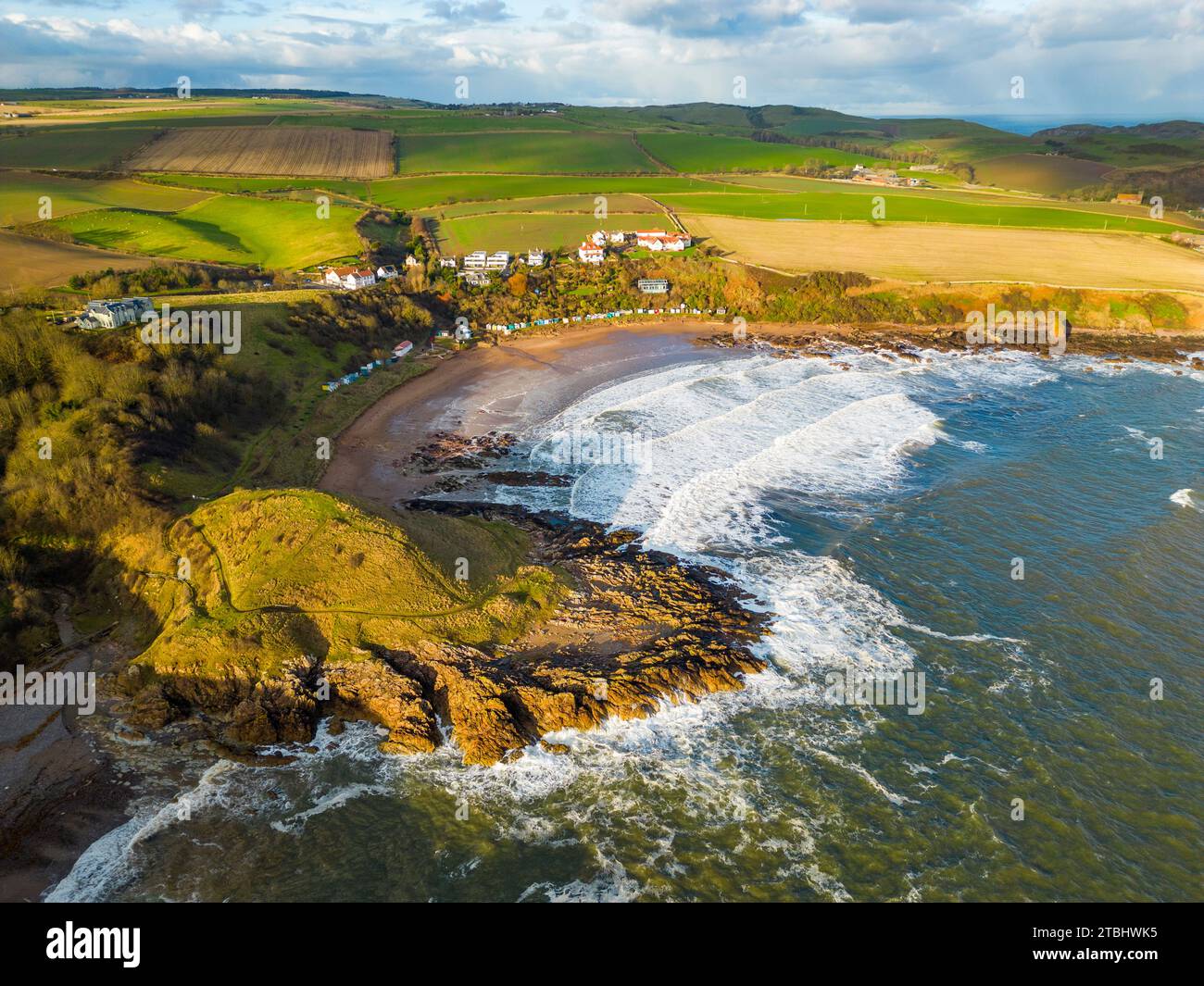Blick aus der Vogelperspektive auf den Strand in Coldingham Bay in Scottish Borders, Schottland, Großbritannien Stockfoto