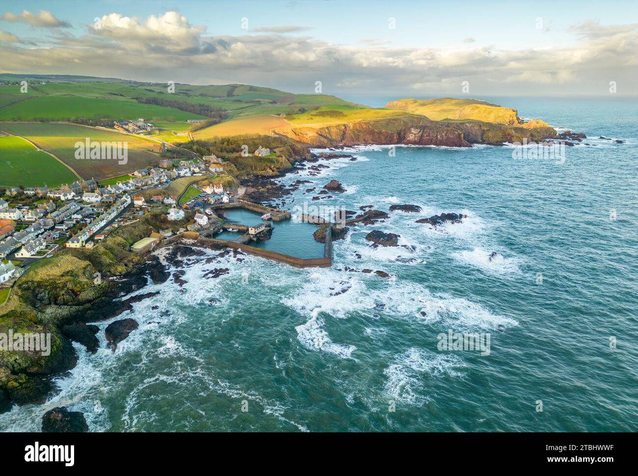 Luftaufnahme der Küste von St Abbs Village und Hafen in Scottish Borders, Schottland, Großbritannien Stockfoto