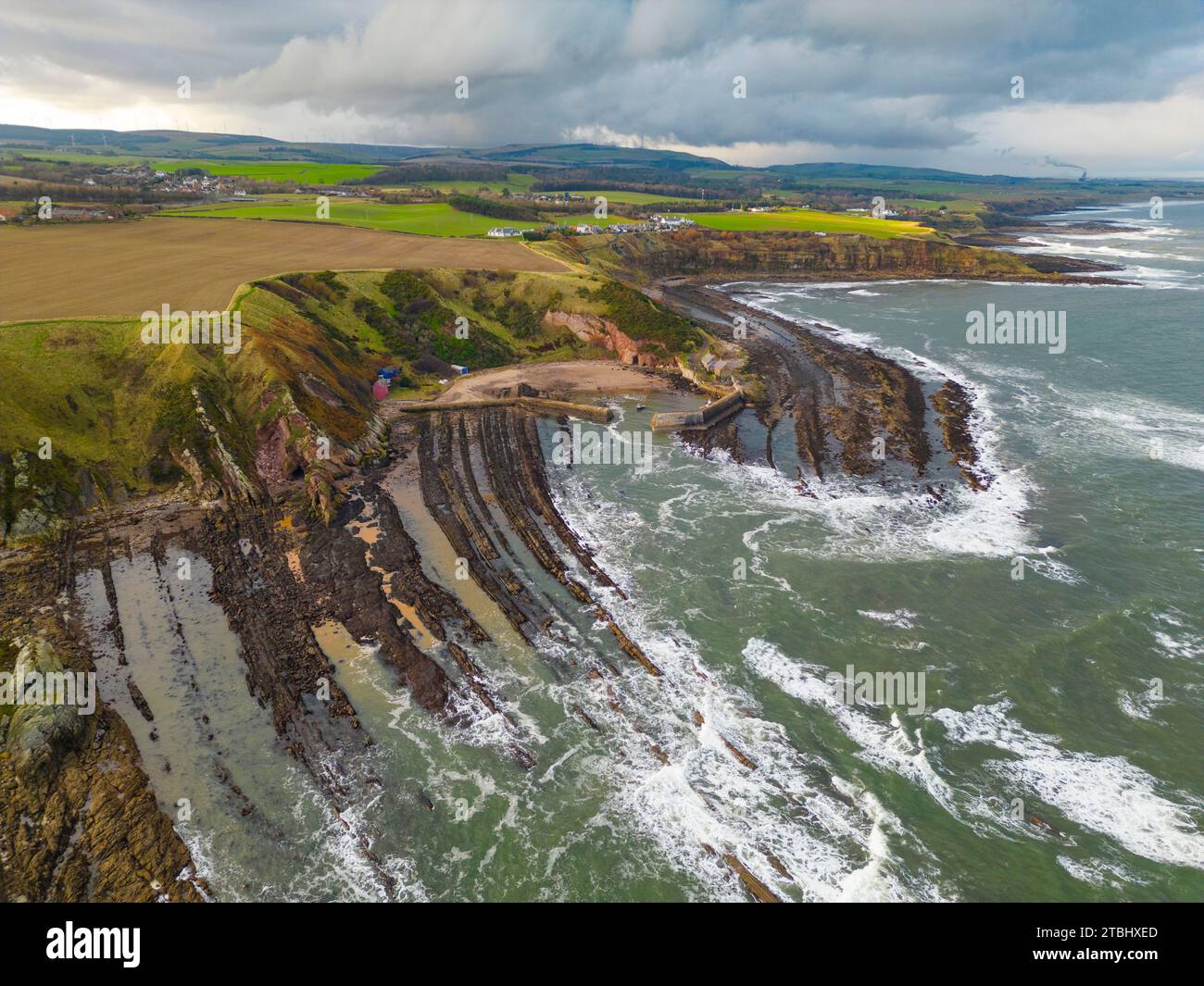Luftaufnahme des Hafens und der Küste von Cove in Scottish Borders, Schottland, Großbritannien Stockfoto