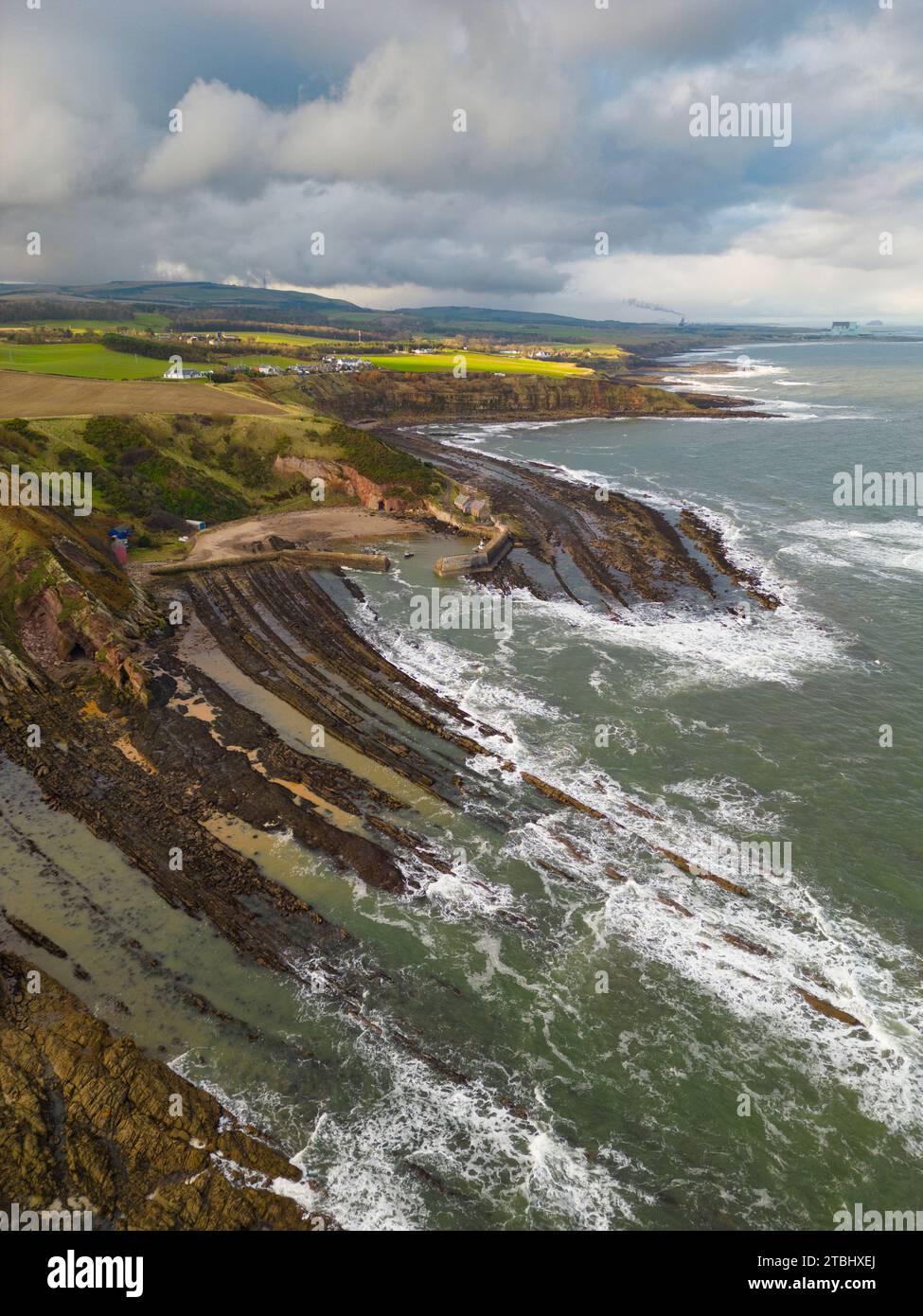 Luftaufnahme des Hafens und der Küste von Cove in Scottish Borders, Schottland, Großbritannien Stockfoto