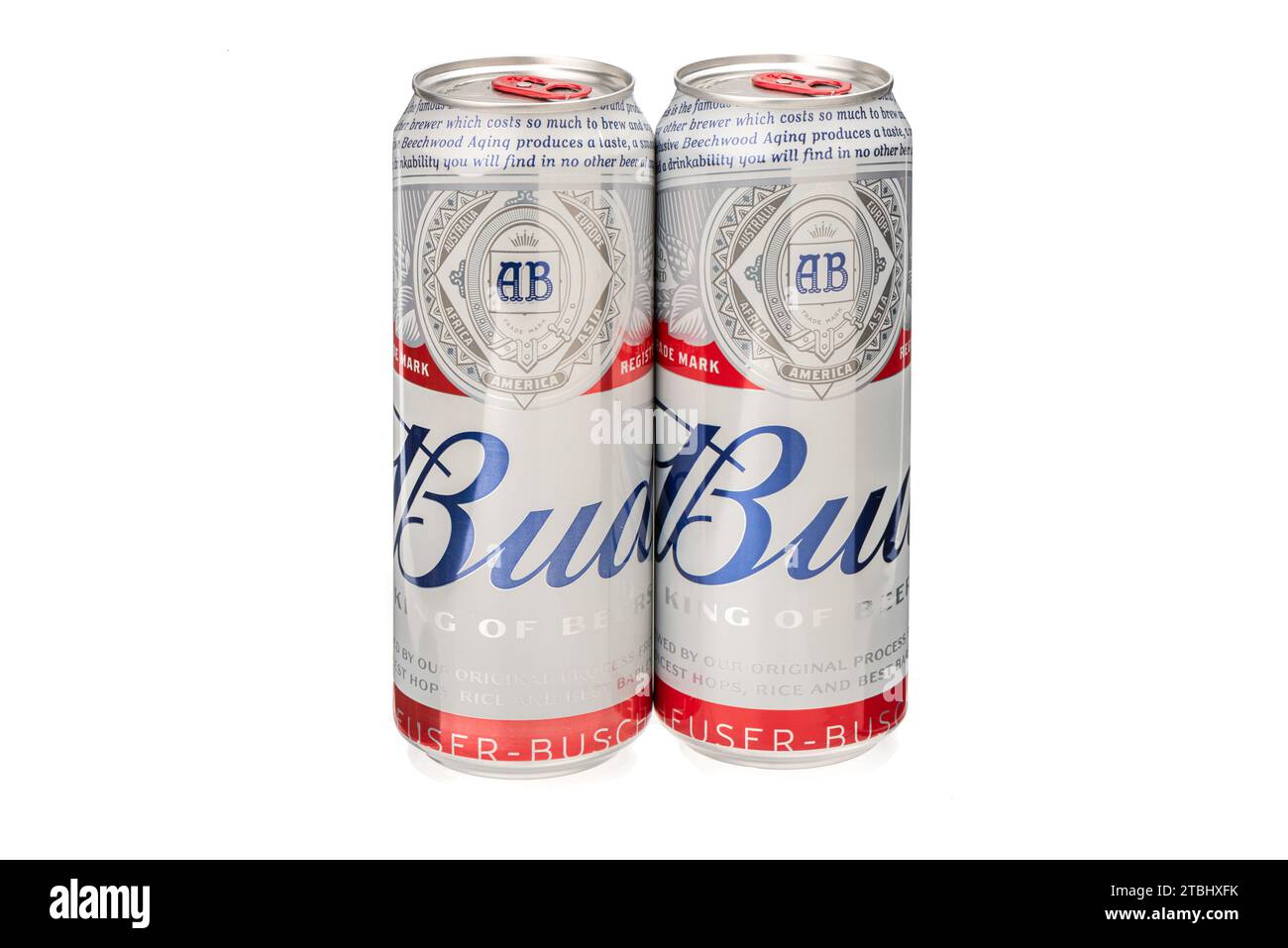 Moskau, Russland - 30. November 2023: Zwei geschlossene Dosen BUD-Bier auf weißem Hintergrund. Bud Bier hergestellt von ab InBev Efes, Klin, Region Moskau, Russland Stockfoto