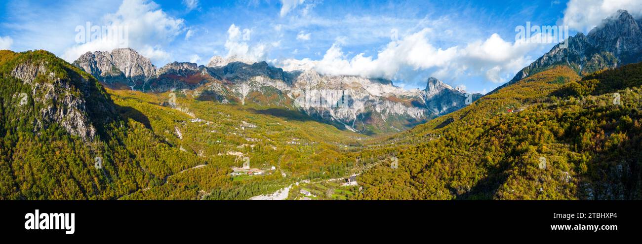 Bergpanorama in den nördlichen albanischen Alpen bei Theth in den Herbstfarben Stockfoto