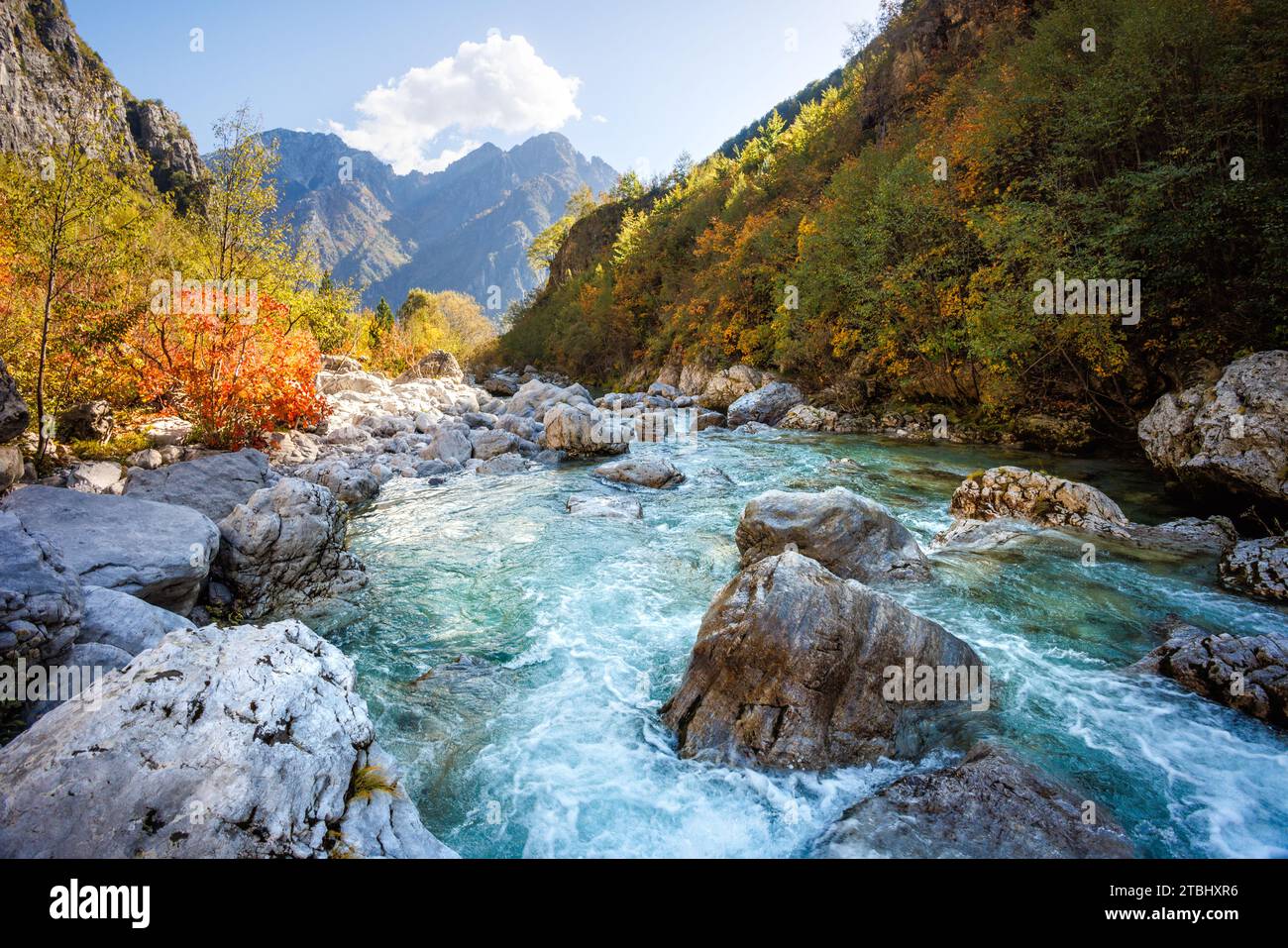 Farbenfrohe Landschaft in den albanischen Alpen mit Fluss und Bergen Stockfoto