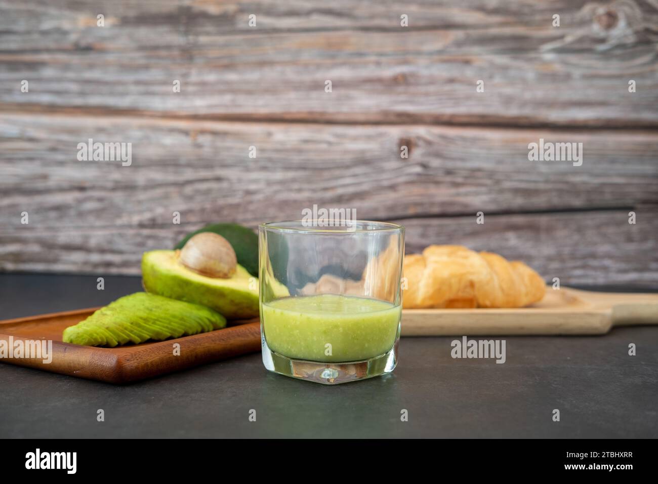 Frühstücksset Avocado Smoothie in einem Glas und Brot gesunde Lebensmittel Stockfoto