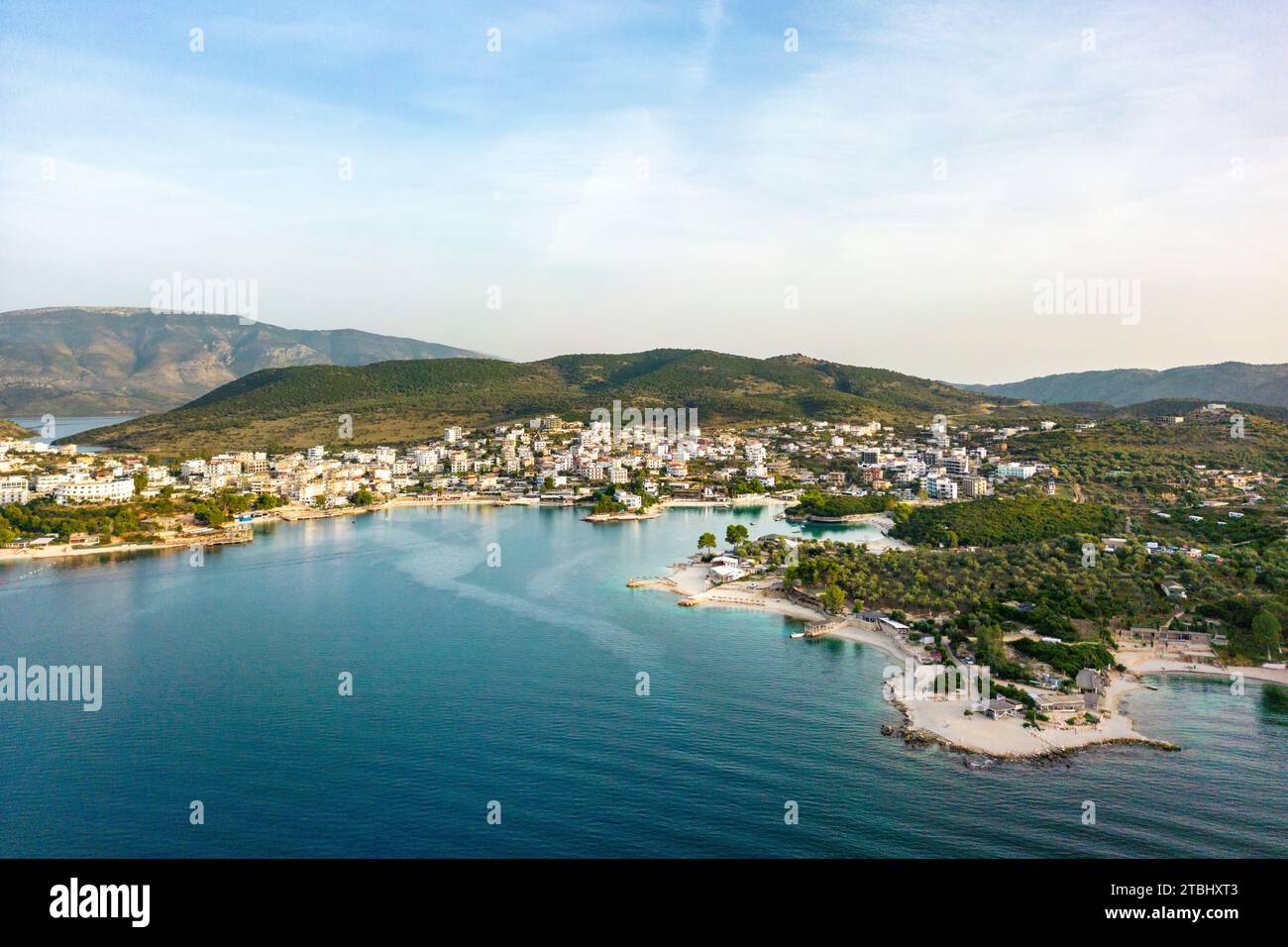 Luftaufnahme der Bucht von Ksamil an der albanischen Riviera Stockfoto