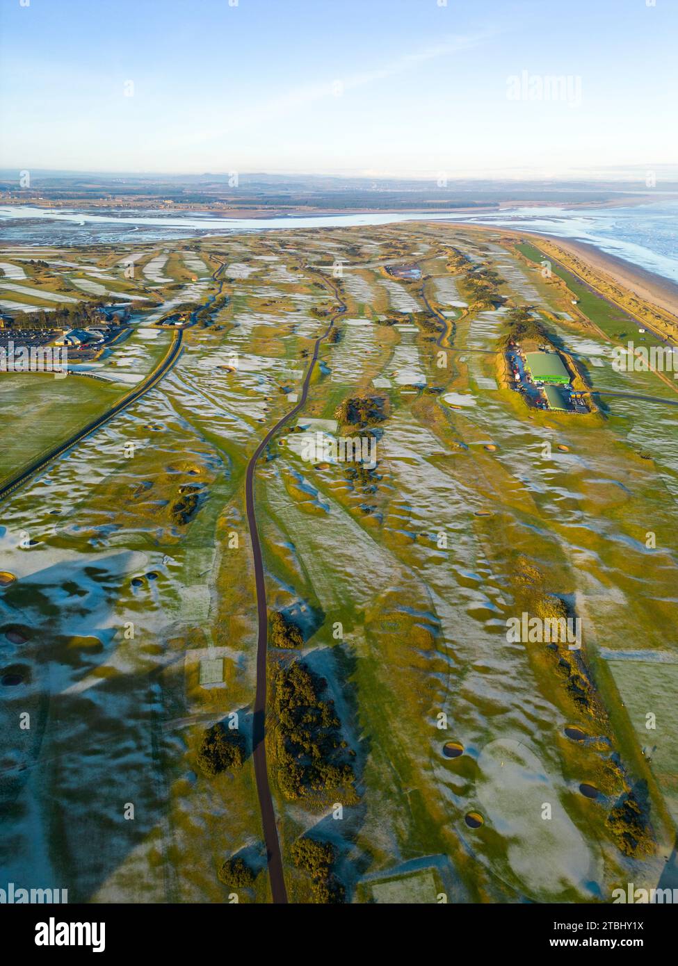 Blick aus der Vogelperspektive auf viele Golfplätze mit Bodenfrost in St Andrews Links bei Wintersonne in Fife, Schottland, Großbritannien Stockfoto