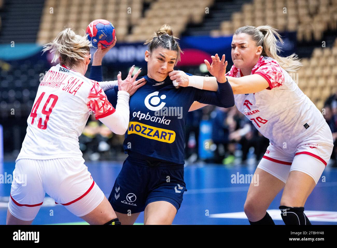 Aleksandra Vukajlovic von Serbien im Einsatz mit Karolina Kochaniak und Paulina Uscinowicz von Polen während der IHF Handball-Weltmeisterschaft der Frauen zwischen Serbien und Polen in der Hauptrunde Gruppe 3 in der Arena Nord in Frederikshavn Dänemark Donnerstag, 7. Dezember 2023. (Foto: Bo Amstrup/Ritzau Scanpix) Stockfoto