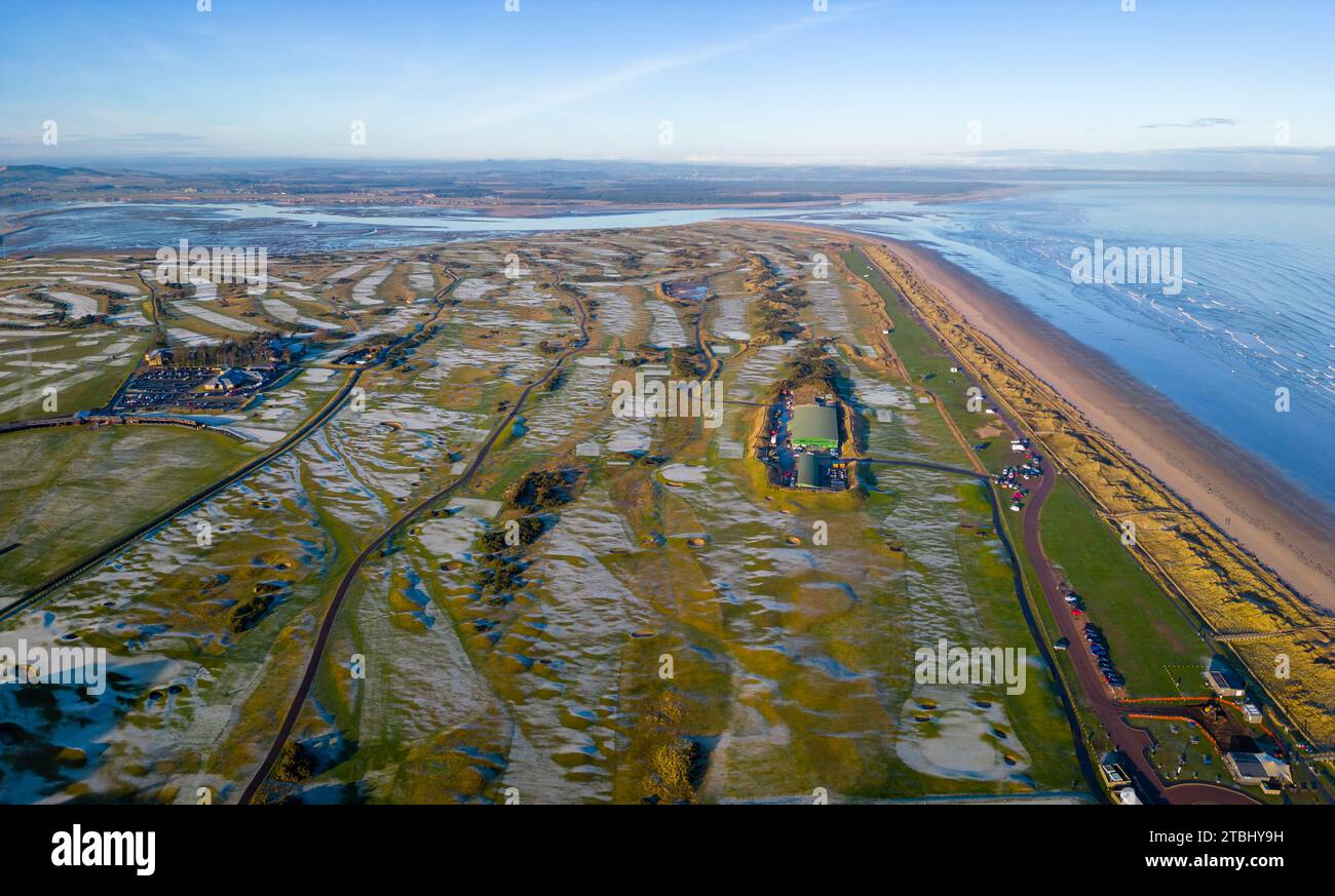 Blick aus der Vogelperspektive auf viele Golfplätze mit Bodenfrost in St Andrews Links bei Wintersonne in Fife, Schottland, Großbritannien Stockfoto