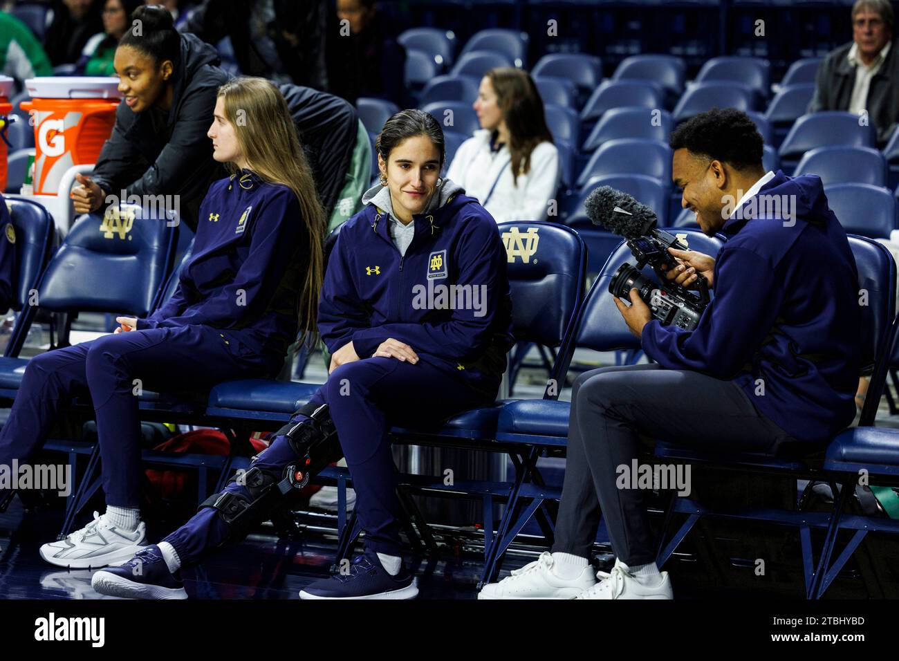 South Bend, Indiana, USA. Dezember 2023. Notre Dame Wache Sonia Citron (11) während des Vorspiels des NCAA Women's Basketball-Spiels zwischen den Lafayette Leoparden und den Notre Dame Fighting Irish im Purcell Pavilion im Joyce Center in South Bend, Indiana. Notre Dame besiegte Lafayette mit 96.42. John Mersits/CSM/Alamy Live News Stockfoto