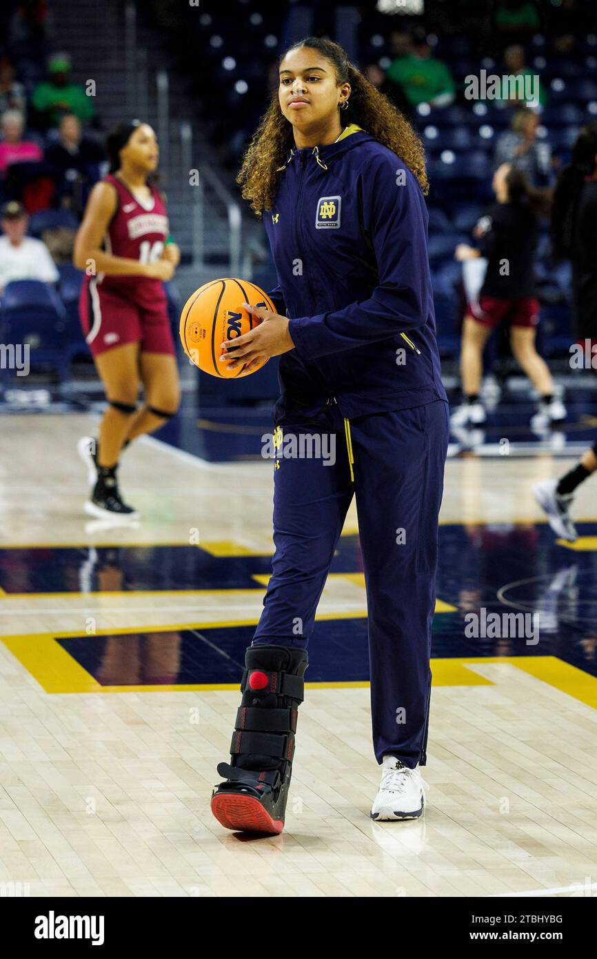 South Bend, Indiana, USA. Dezember 2023. Notre Dame Guard Cassandre Prosper (4) während des Vorspiels des NCAA Women's Basketball-Spiels zwischen den Lafayette Leoparden und den Notre Dame Fighting Irish im Purcell Pavilion im Joyce Center in South Bend, Indiana. Notre Dame besiegte Lafayette mit 96.42. John Mersits/CSM/Alamy Live News Stockfoto