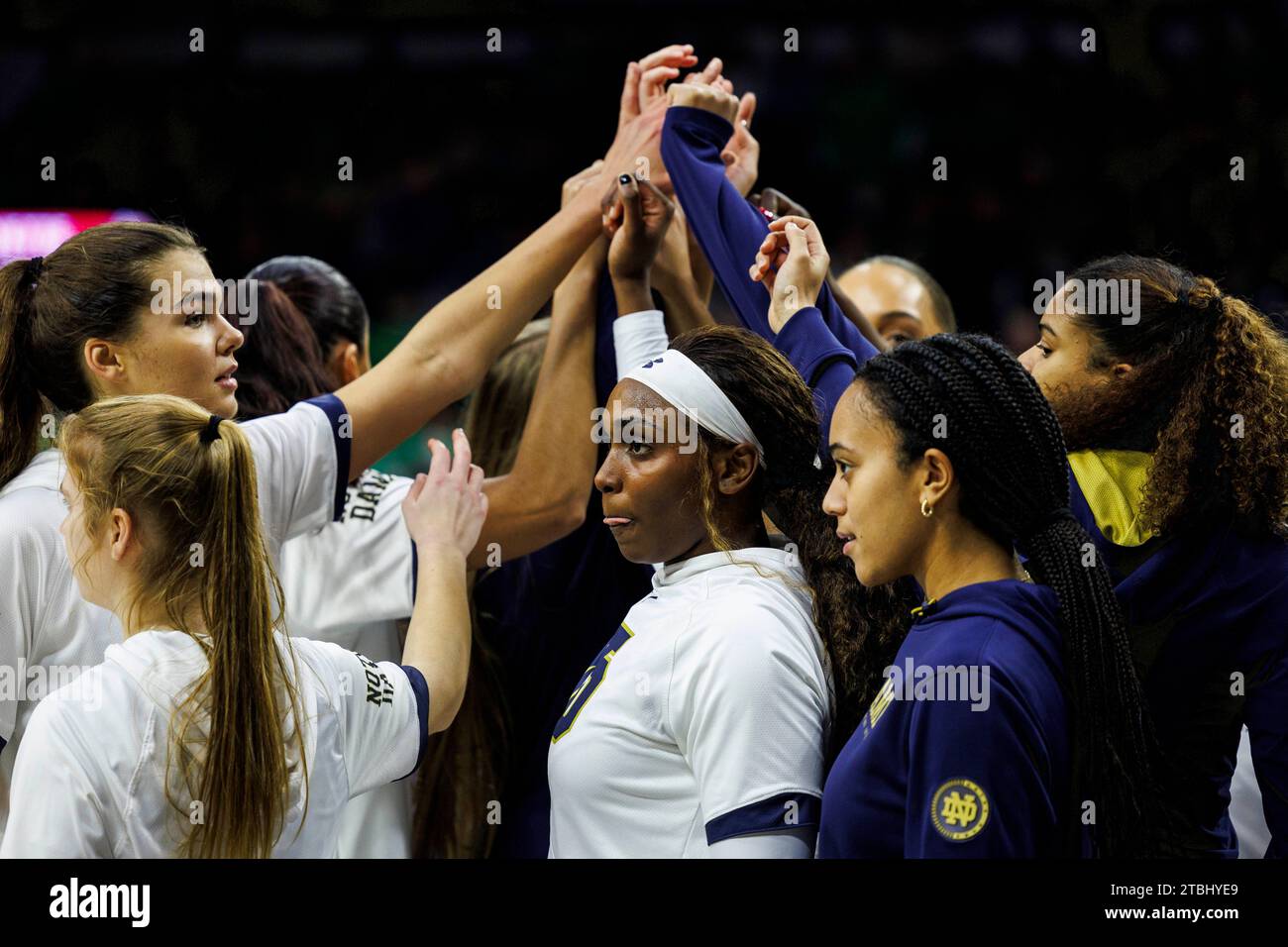 South Bend, Indiana, USA. Dezember 2023. Notre Dame Spieler brechen es im NCAA Women's Basketball Spiel zwischen den Lafayette Leoparden und den Notre Dame Fighting Irish im Purcell Pavilion im Joyce Center in South Bend, Indiana. Notre Dame besiegte Lafayette mit 96.42. John Mersits/CSM/Alamy Live News Stockfoto