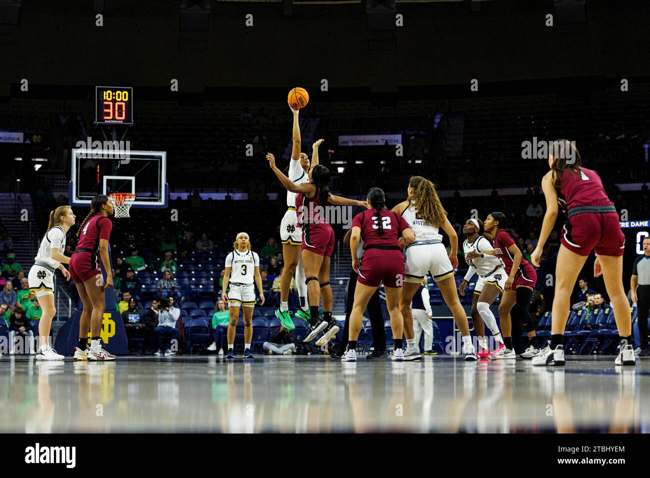 South Bend, Indiana, USA. Dezember 2023. Eröffnungstipp beim NCAA Women's Basketball-Spiel zwischen den Lafayette Leoparden und den Notre Dame Fighting Irish im Purcell Pavilion im Joyce Center in South Bend, Indiana. Notre Dame besiegte Lafayette mit 96.42. John Mersits/CSM/Alamy Live News Stockfoto