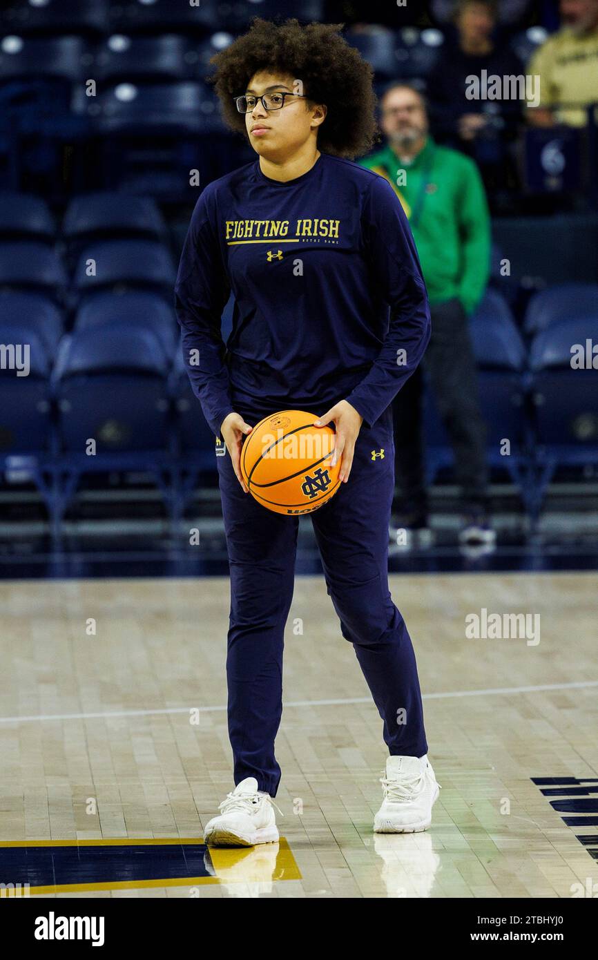 South Bend, Indiana, USA. Dezember 2023. Notre Dame schützt Olivia Miles (5) während des Vorspiels des NCAA Women's Basketball-Spiels zwischen den Lafayette Leoparden und den Notre Dame Fighting Irish im Purcell Pavilion im Joyce Center in South Bend, Indiana. Notre Dame besiegte Lafayette mit 96.42. John Mersits/CSM/Alamy Live News Stockfoto