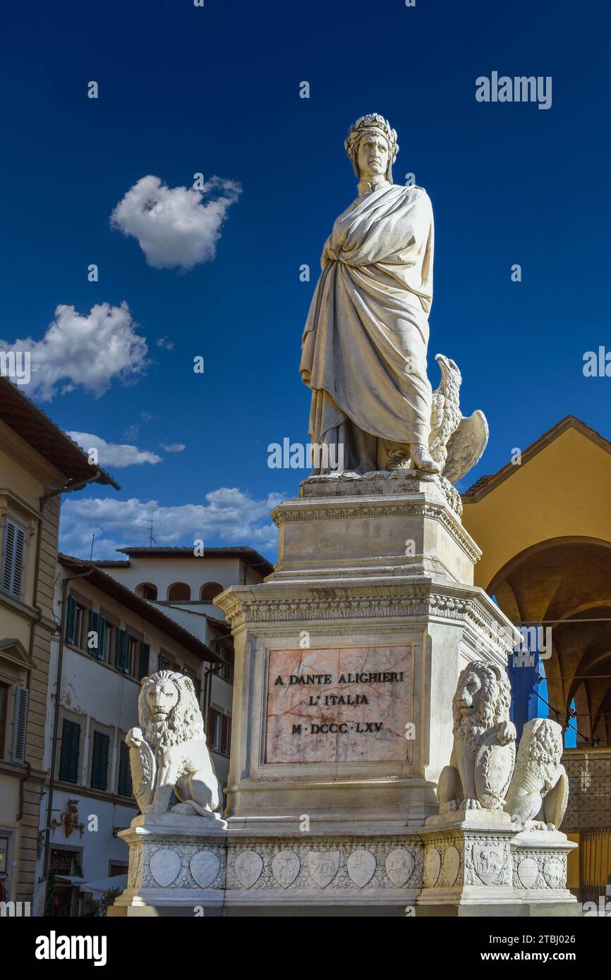 Florenz, Italien - 7. Dezember 2023: Dante Alighieri Memorial, eine große weiße Marmorstatue von Dante Alighieri, die 1865 auf dem Santa Croce Square errichtet wurde. Stockfoto